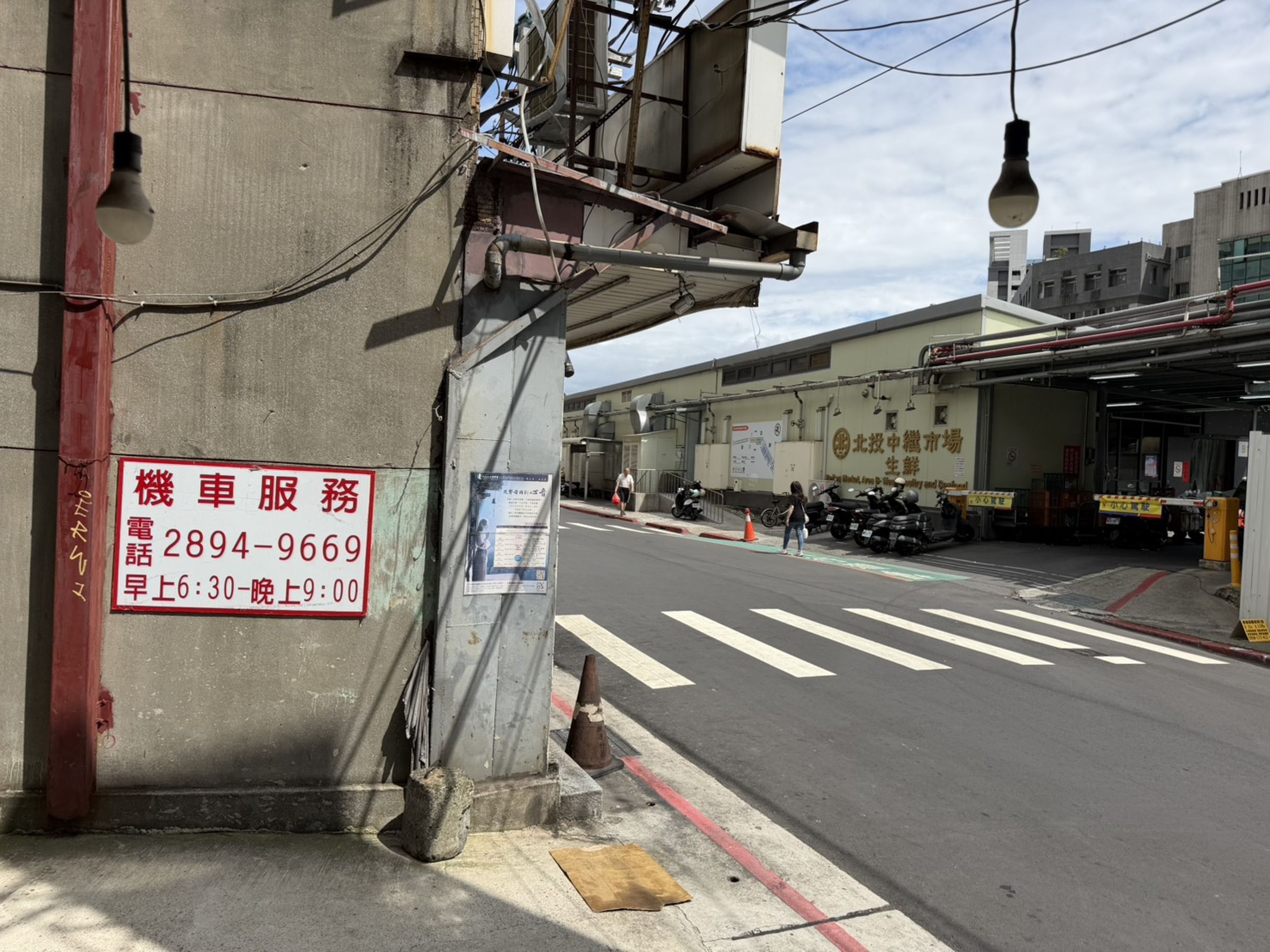 北投街角仍可見機車服務招牌,簡單一組電話號碼,串起居民就醫、採買與短程接送的日常需求。這項延續半世紀的限時專送,不只解決山城垂直移動難題,也成為在地生活裡最有溫度的支持網。
