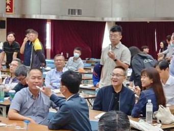 各學員手持唾篩試劑進行實際檢測。(刑事局提供)