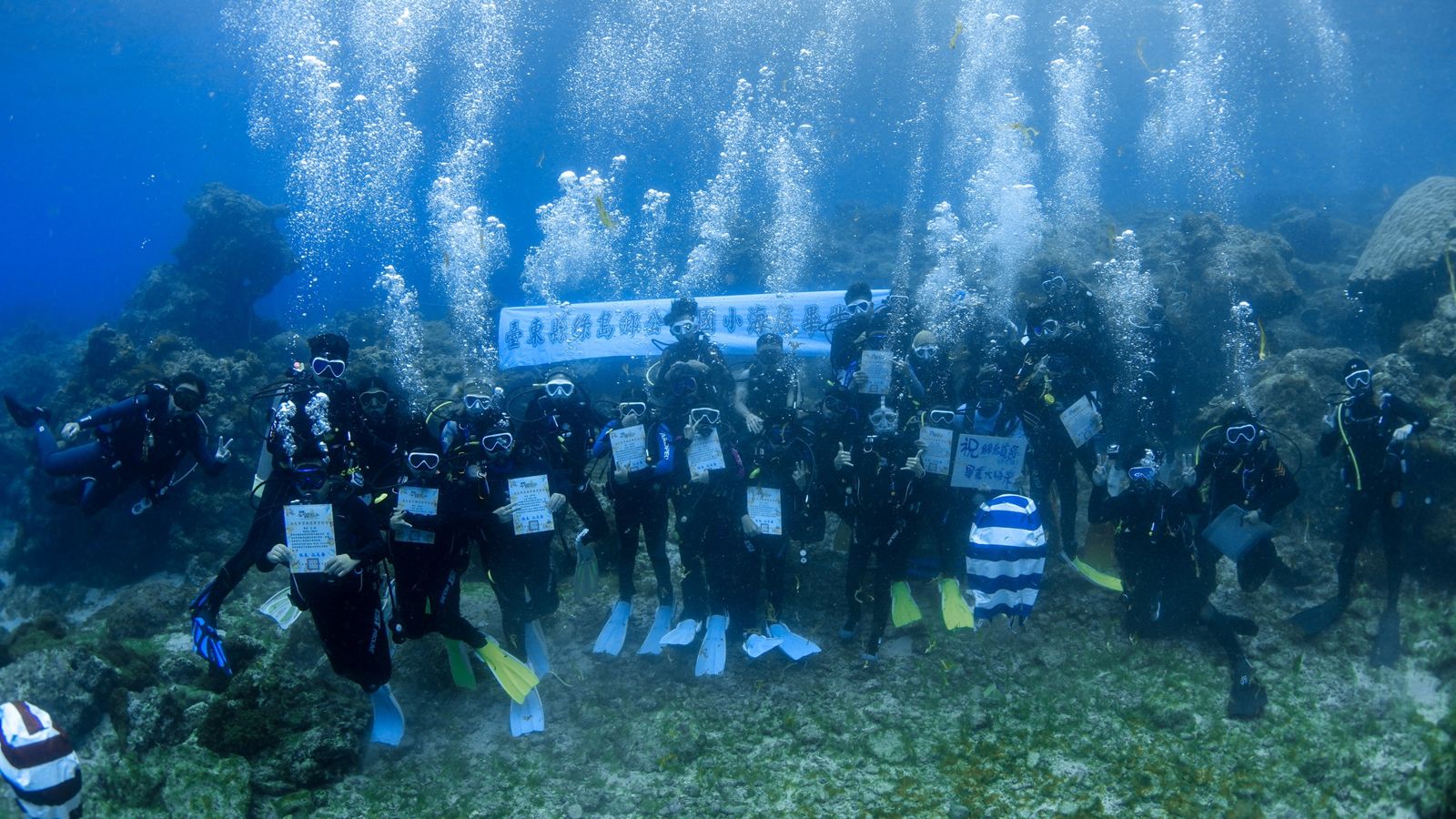絕美海底畢業典禮!綠島10小學生背氣瓶潛入海底領證書 魚蝦觀禮、全島放煙火慶祝