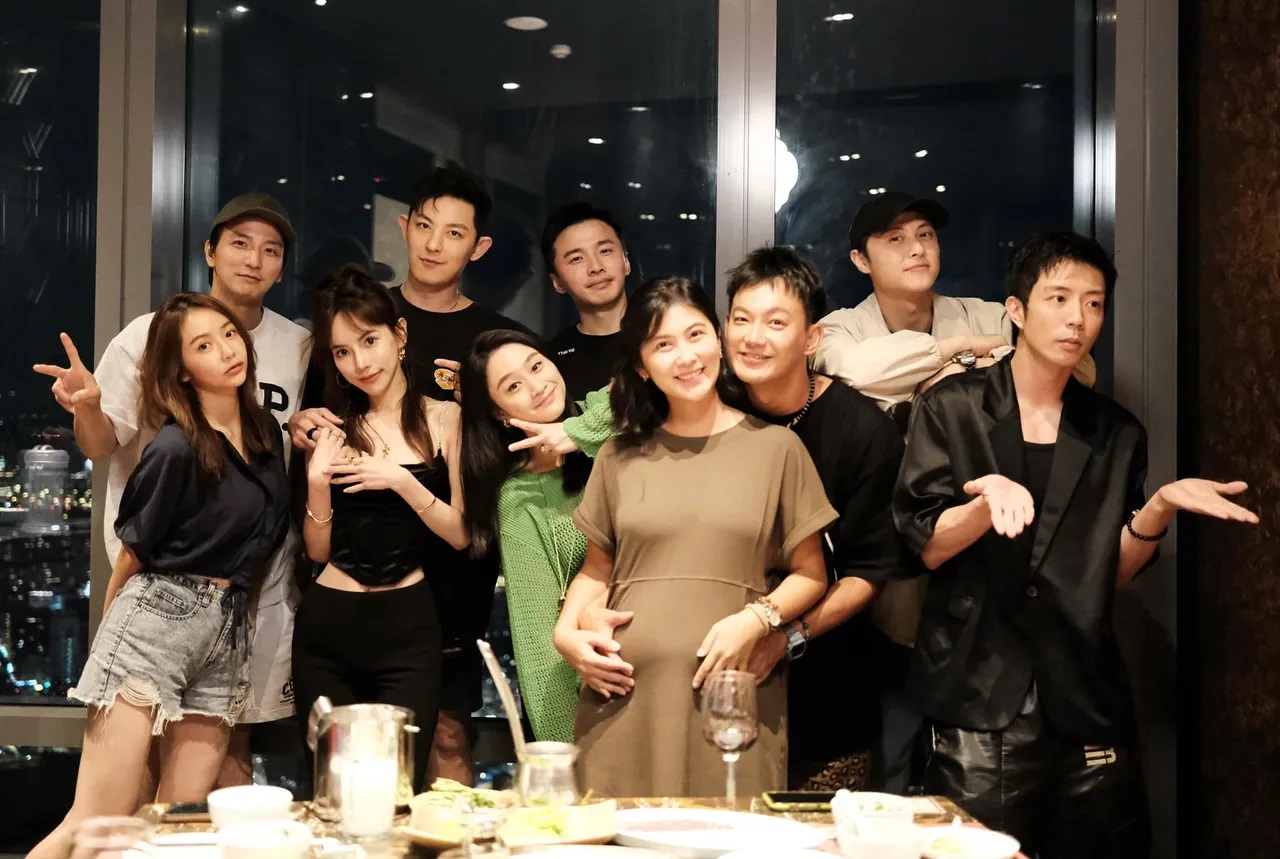 Lollipop@F成員攜伴聚會，大家的另一半顏值都很高，堪稱絕美大嫂團。（翻攝敖犬臉書）