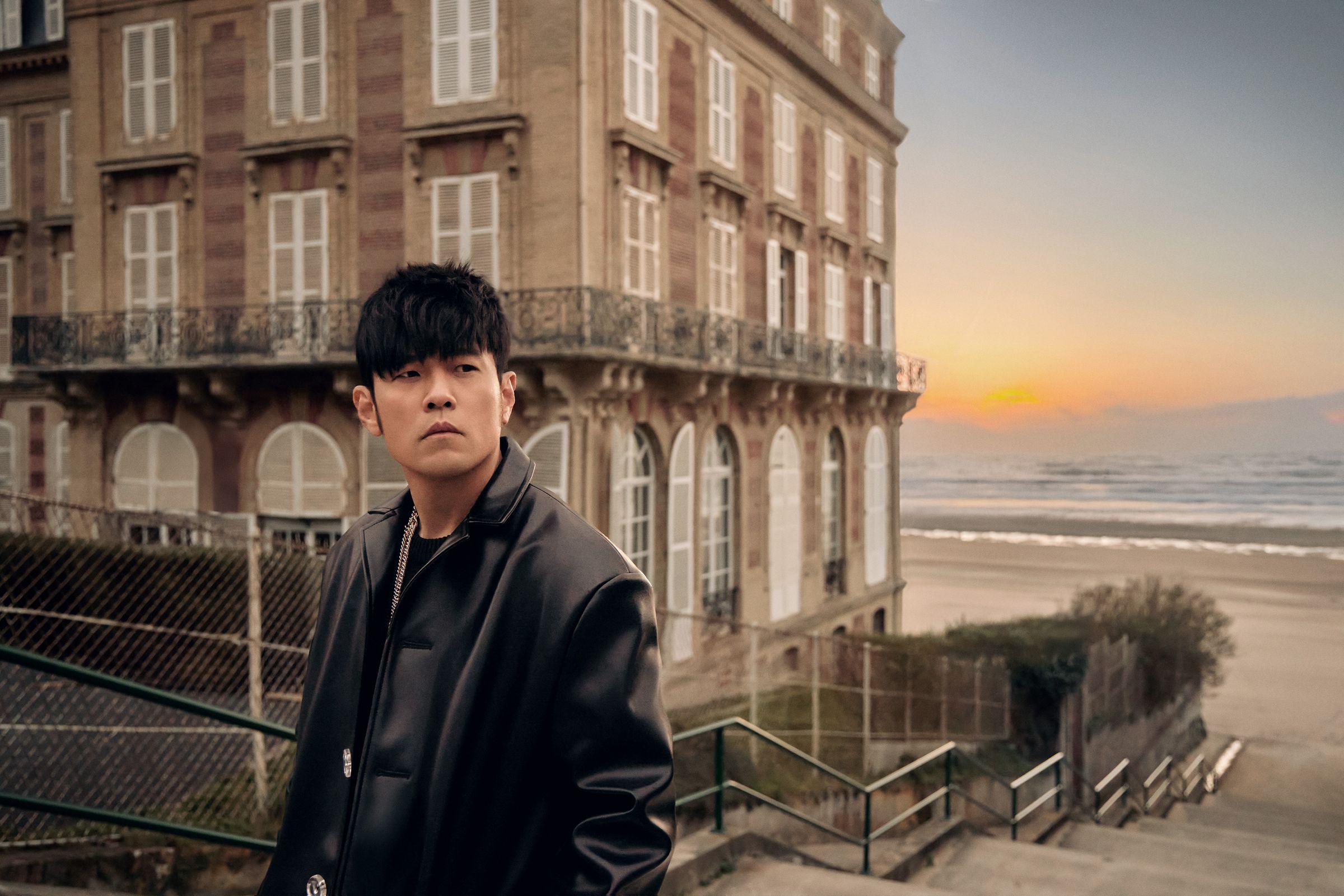 周杰倫特地到特魯維爾濱海小鎮（Trouville）拍攝。（杰威爾提供）