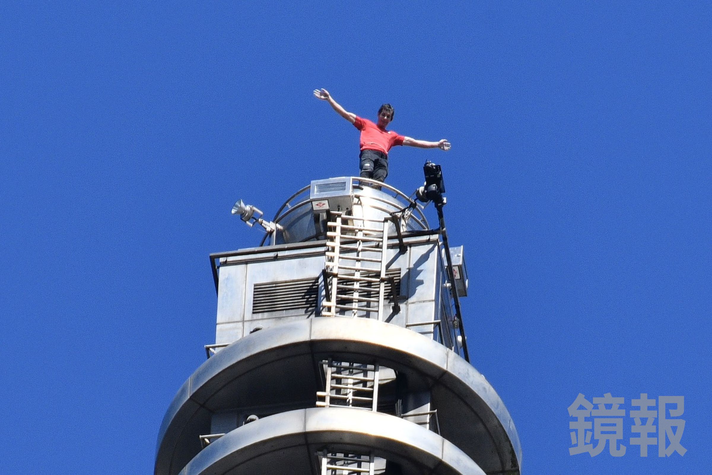 美國極限攀岩家艾力克斯霍諾德成功徒手攀爬台北101,歷史壯舉透過Netflix在全球直播,引發國內外熱議。(鏡報鄒保祥、李智為)