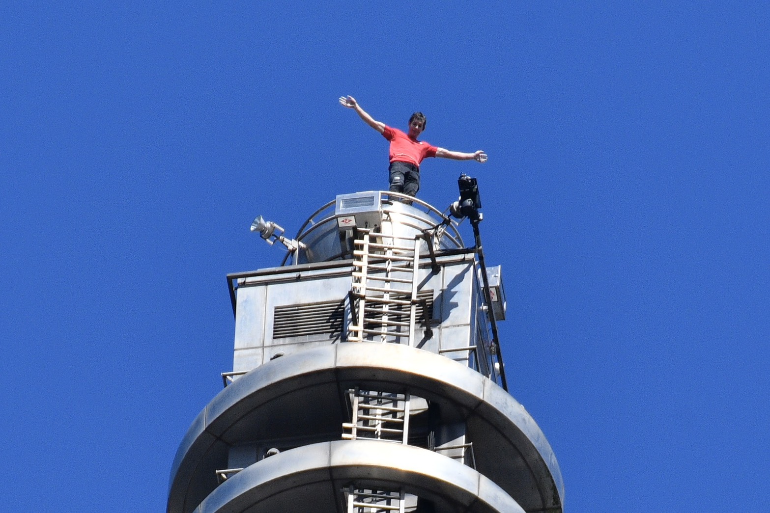 美國極限攀岩家艾力克斯霍諾德成功徒手攀爬台北101，歷史壯舉透過Netflix在全球直播，引發國內外熱議。（鏡報鄒保祥、李智為）