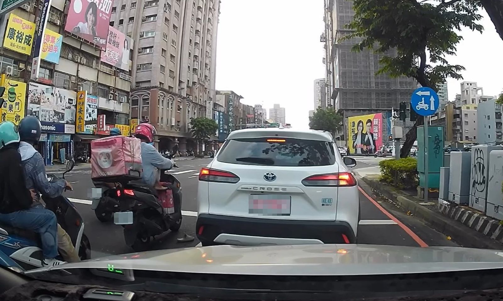 免費加料?外送員「腳趾伸進保溫袋」磨蹭20秒 foodpanda:暫停派單釐清中