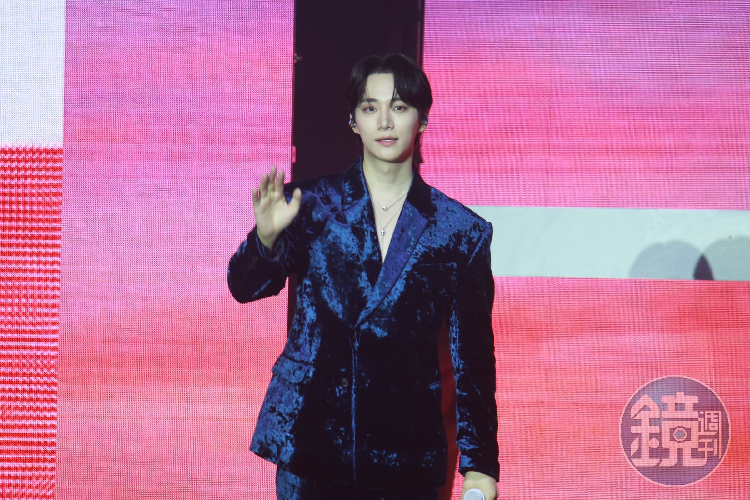 韓星李俊昊今(23日)在台大體育館開唱,帶著腳傷仍賣力唱跳。