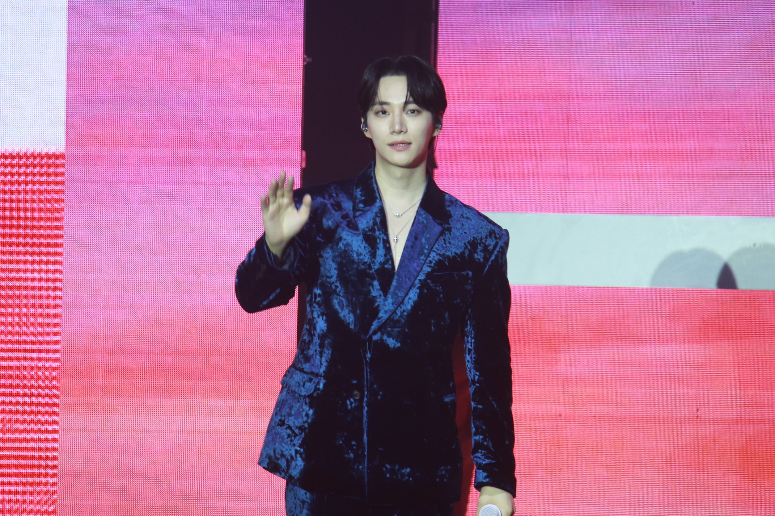 韓星李俊昊今（23日）在台大體育館開唱，帶著腳傷仍賣力唱跳。