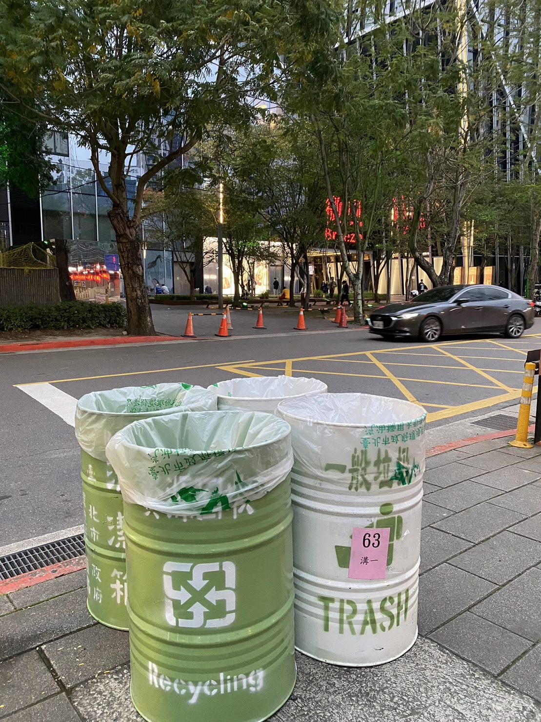 環保局設置大型垃圾桶。（北市府提供）