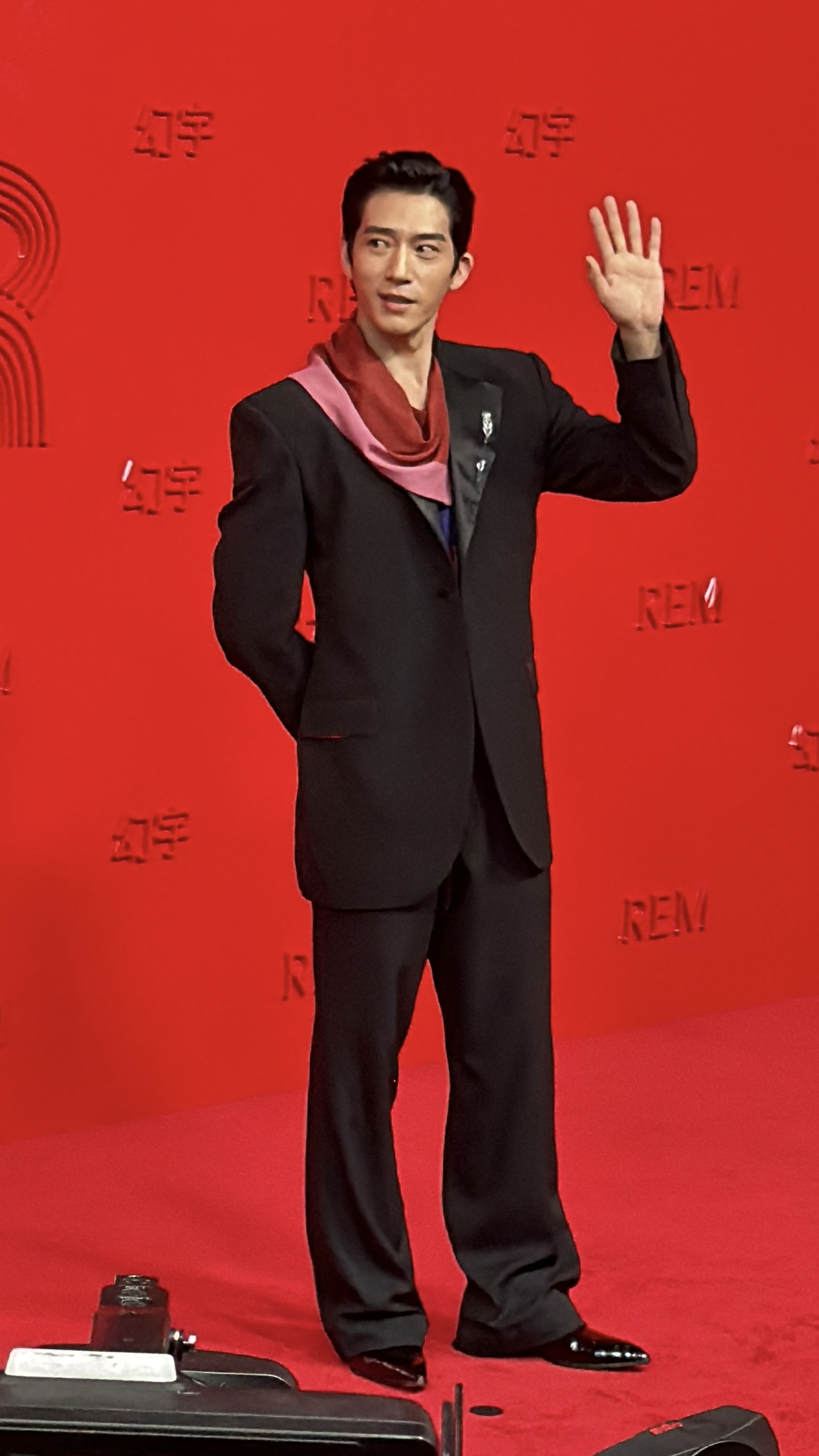 井柏然很照顧粉絲,頻頻揮手。(陳慧明攝)