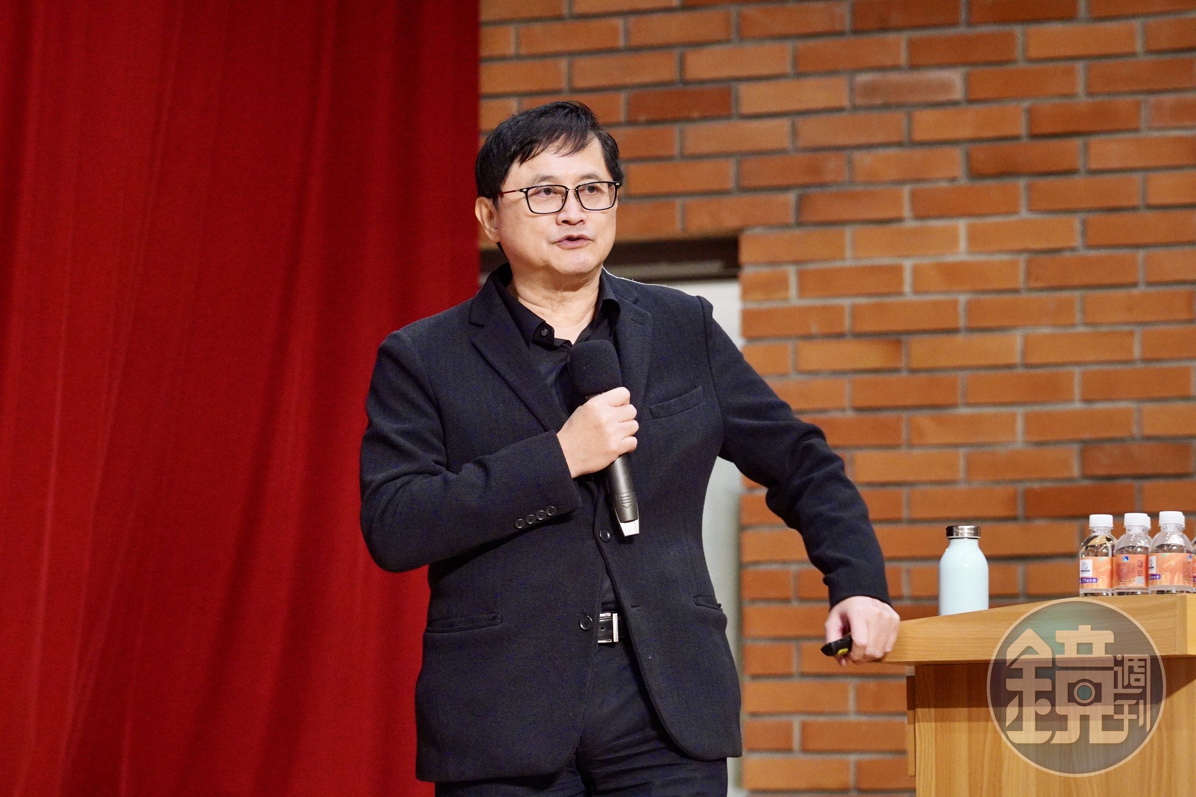 童子賢登上清大科管院孫運璿講座，分析台灣在當前全球經濟及政治環境中的定位。