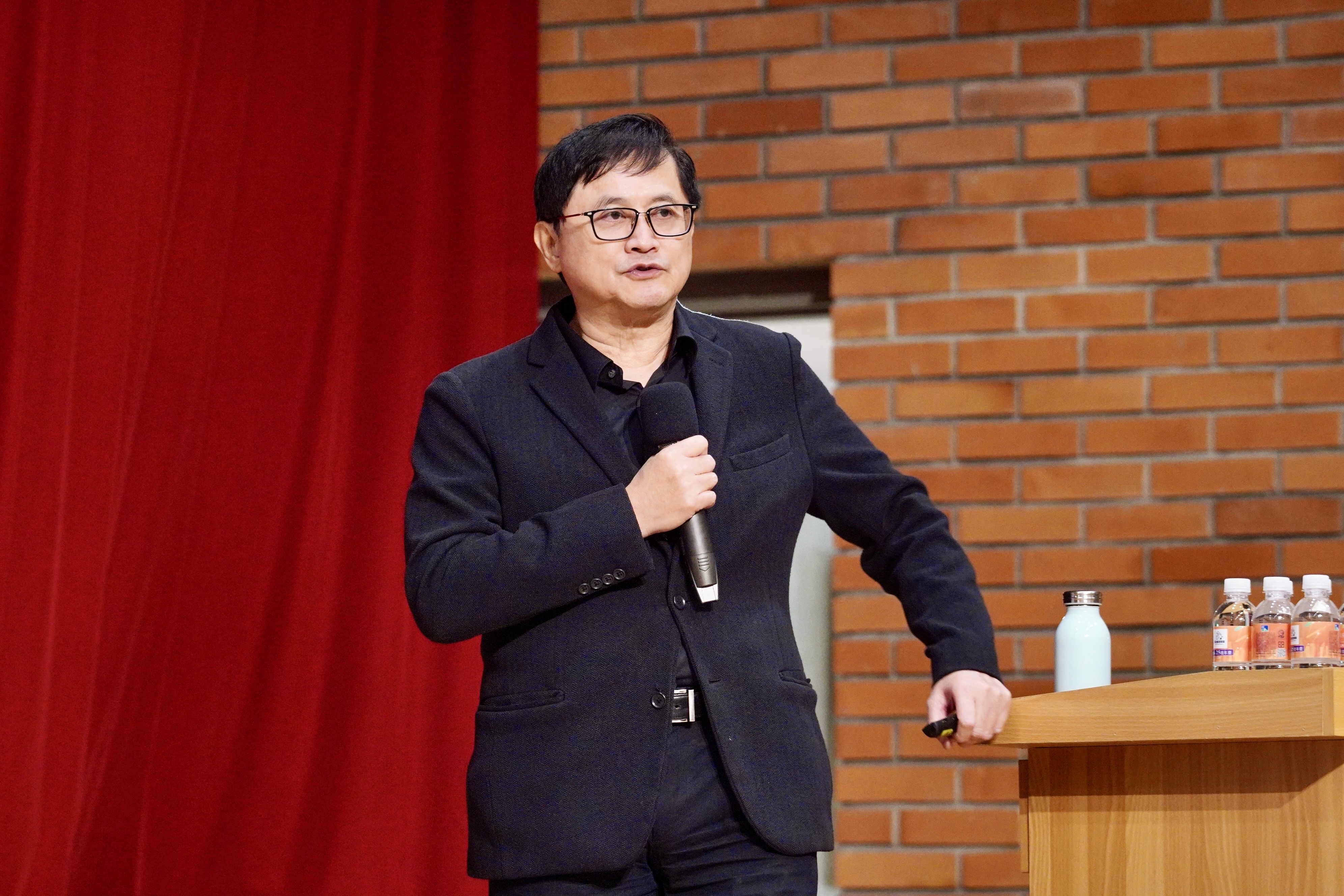 童子賢登上清大科管院孫運璿講座，分析台灣在當前全球經濟及政治環境中的定位。