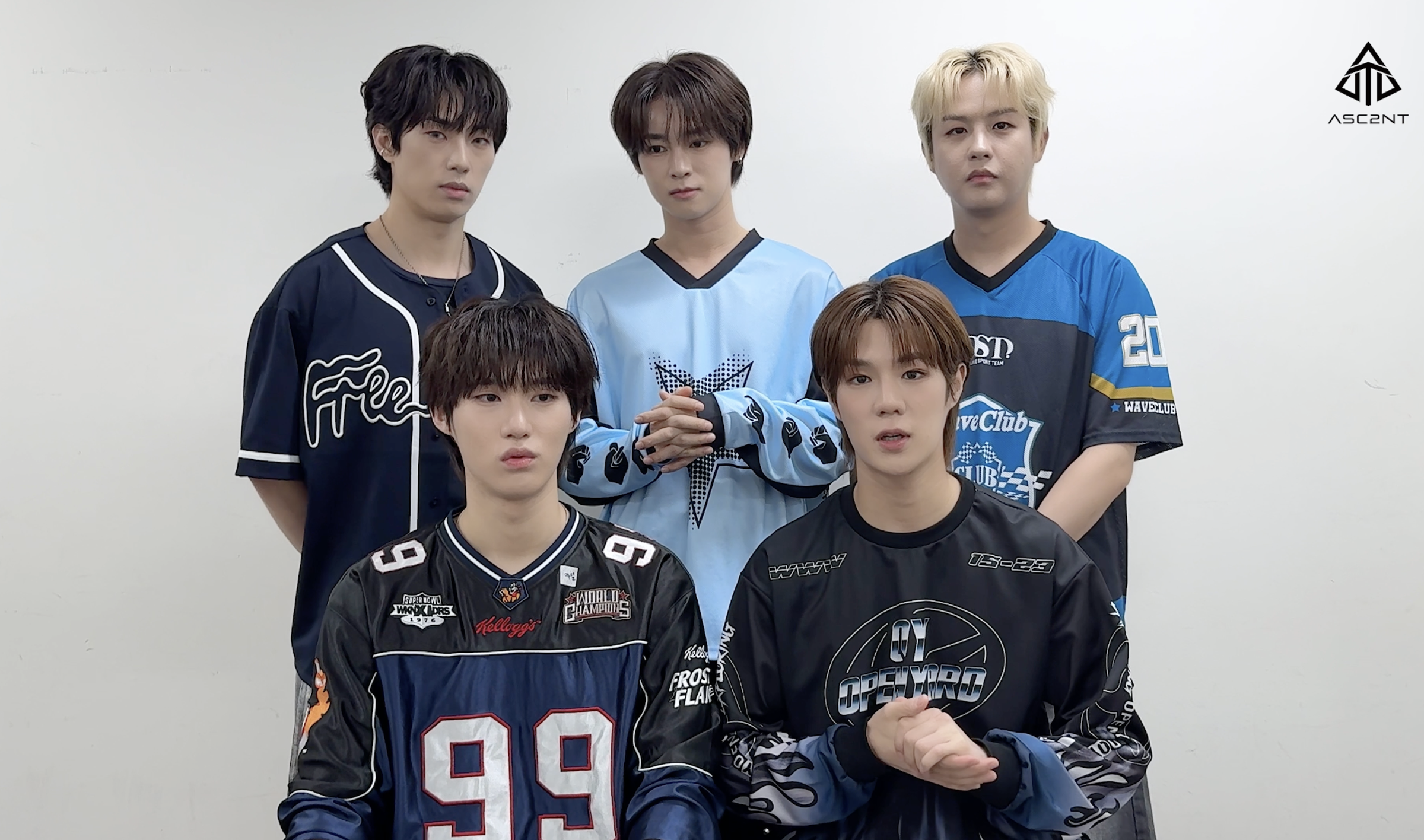 ASC2NT成員REON（前排右）精通韓、英、印尼語，他謙虛地說中文程度只能打招呼啦。（J&B Entertainment提供）