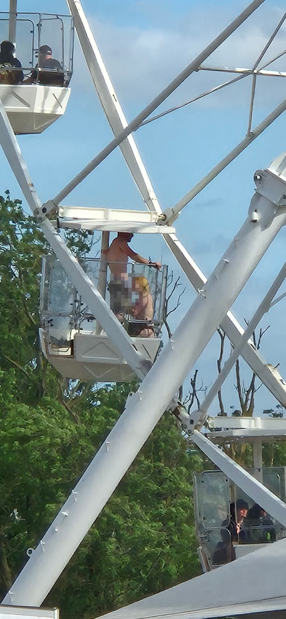 摩天輪車廂是透明玻璃，因此情侶激戰過程都被看光光。（翻攝X）