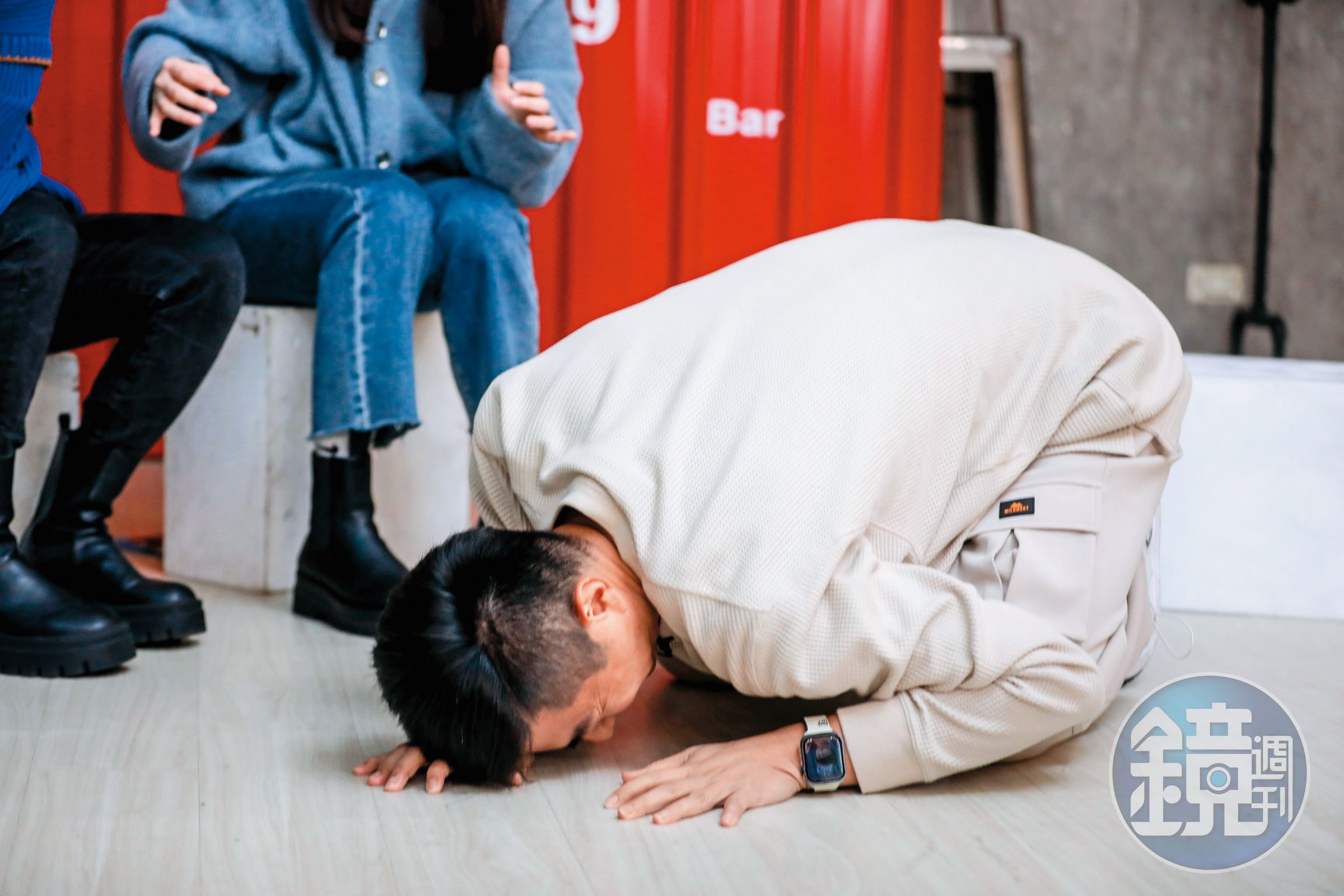 熊爸想從笑笑手上接過MULU，怎知活潑的MULU卻不給面子跑走，讓熊爸尷尬趴地。