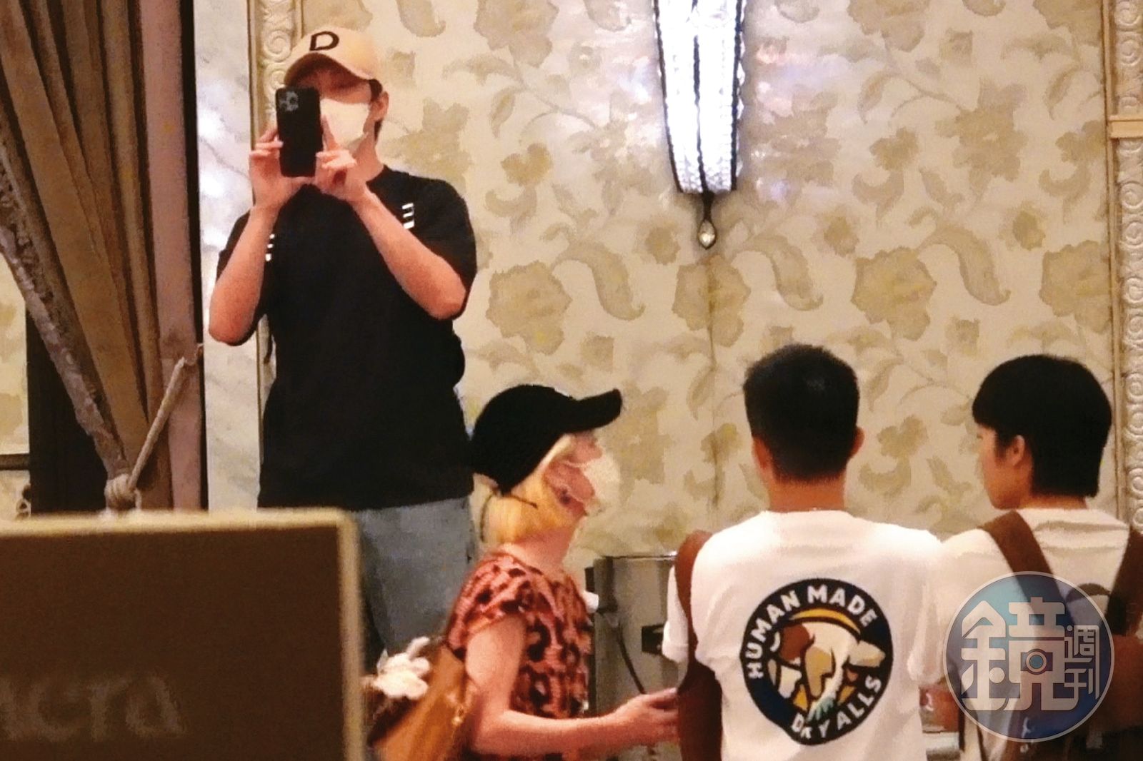 9/19 15：45Lulu（左二）在商討婚宴場地，陳漢典（左一）忙著拍照記錄