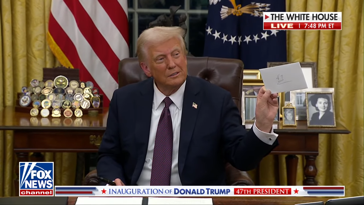 川普忙著簽行政命令，經記者提醒他，才想到拜登有留下一封信給他。（翻攝自Fox News YouTube）