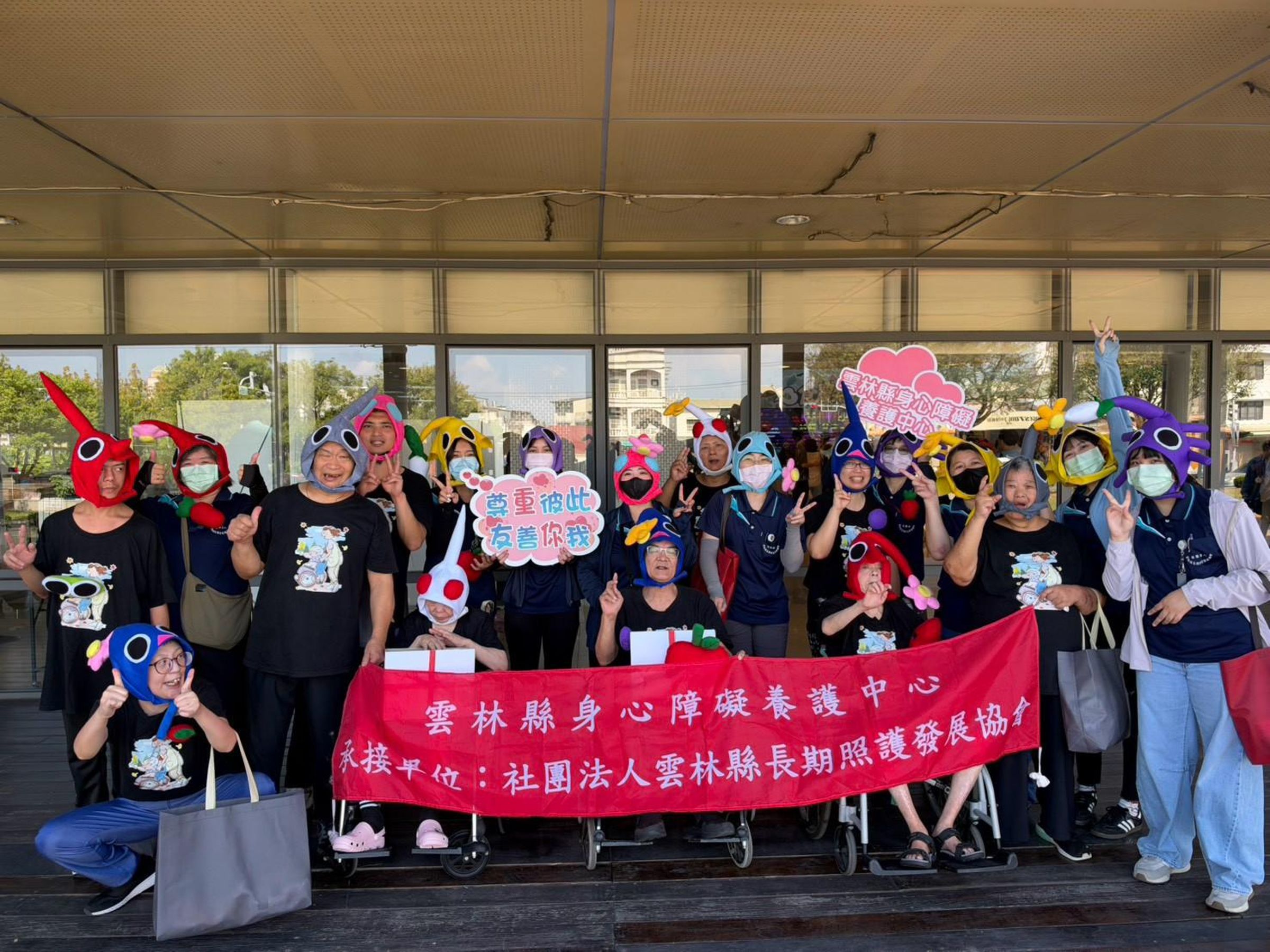 雲林身障養護中心自製手工頭套，讓服務對象逗趣變裝走入社區。（雲林身障養護中心提供）