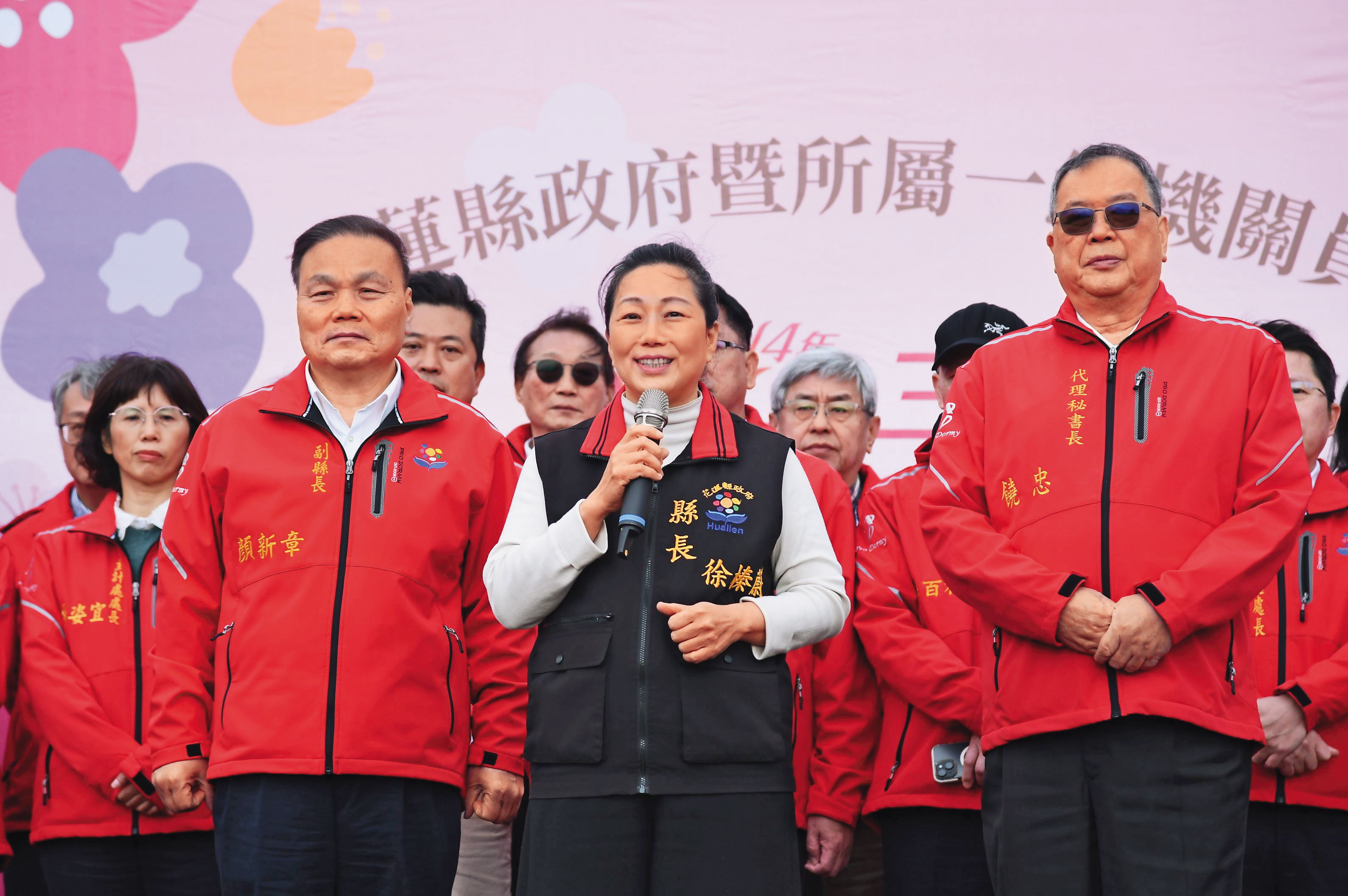 花蓮縣長徐榛蔚（前中）及一群高官，遭懷疑趁機以調漲礦稅向業者索賄，檢調單位正擴大調查中。（翻攝花蓮縣政府官網）