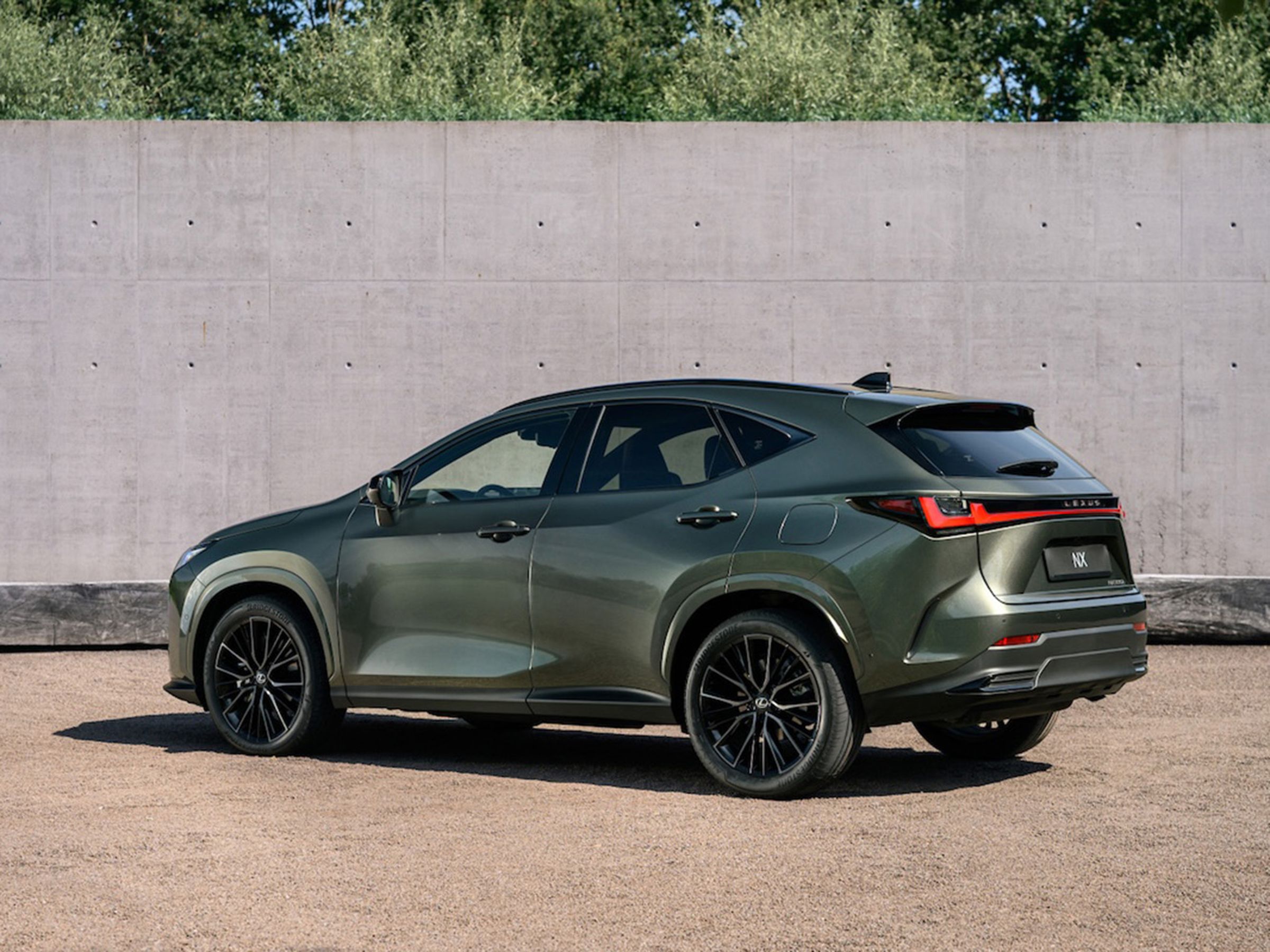 車身尺碼方面,新款 NX 的長寬高來到 4690×1865×1660mm,車長較過往增加了 30mm,軸距則維持在 2690mm。