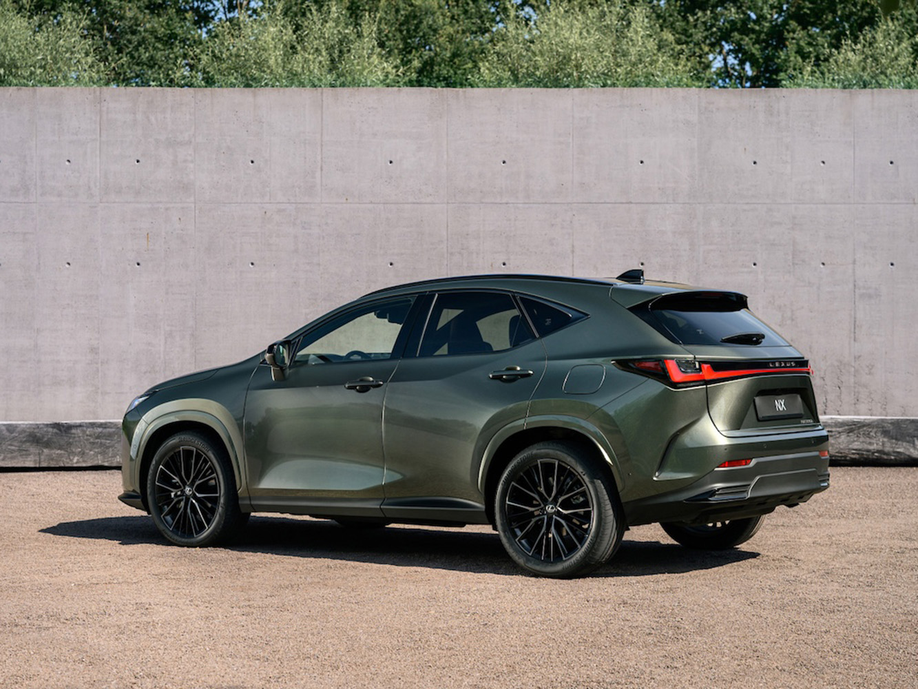 車身尺碼方面，新款 NX 的長寬高來到 4690×1865×1660mm，車長較過往增加了 30mm，軸距則維持在 2690mm。