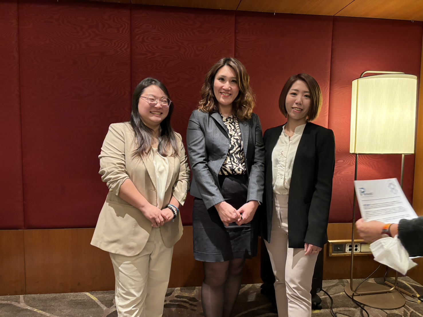 上曜集團與三地集團在IR Trust（圖中為共同創辦人張容甄）穿針引線之下，將以集團形式舉辦聯合主題論壇，幫助投資人洞悉集團經營高層對各事業策略布局的核心想法與思維。