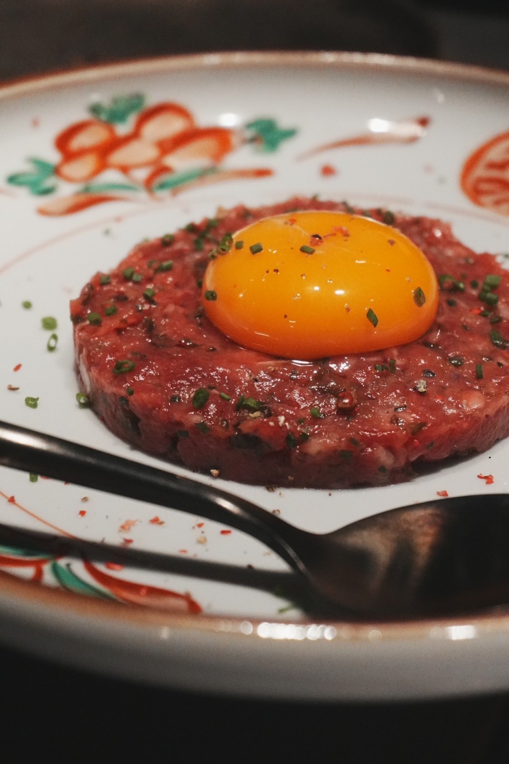「生牛肉塔塔」將鮮味濃郁的牛肉拌上生雞蛋，口感滑嫩濕潤，風味醇厚迷人。（480元／份）