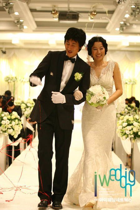 李善均（左）和田慧振是演藝圈令人稱羨的星夫妻。（翻攝自iwedding）