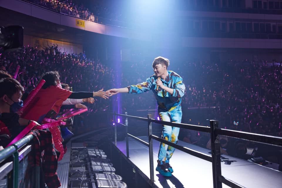 許富凱雖然想要在台語歌創新,但在演唱會時,他知道歌迷們愛聽什麼,總是可以引起共鳴。(翻攝自許富凱臉書粉絲頁)