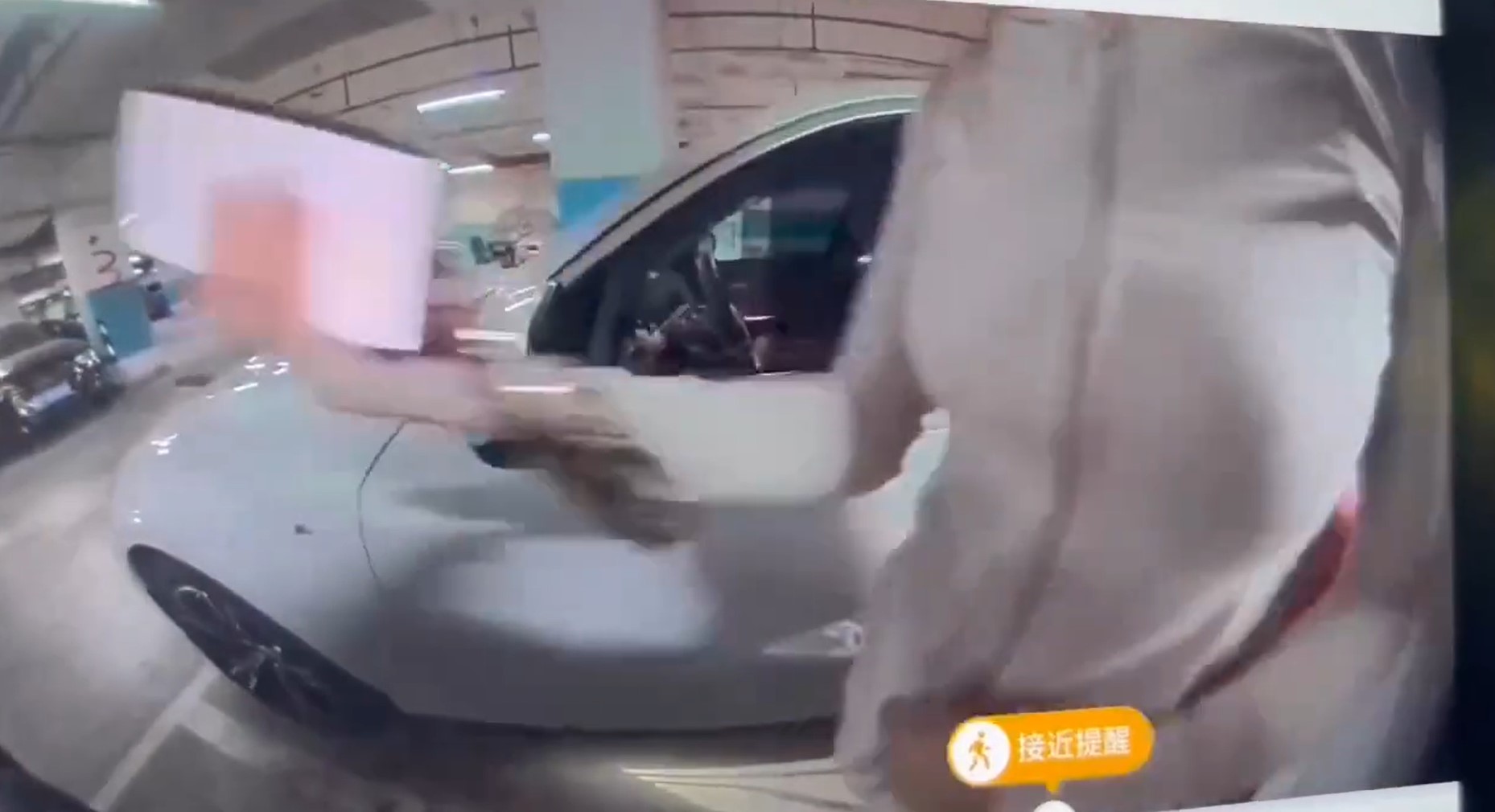 網友分享女駕駛誤觸特斯拉哨兵模式「胸貼鏡頭」的畫面，在臉書引起熱議。（翻攝自臉書社團「爆廢1公社」）