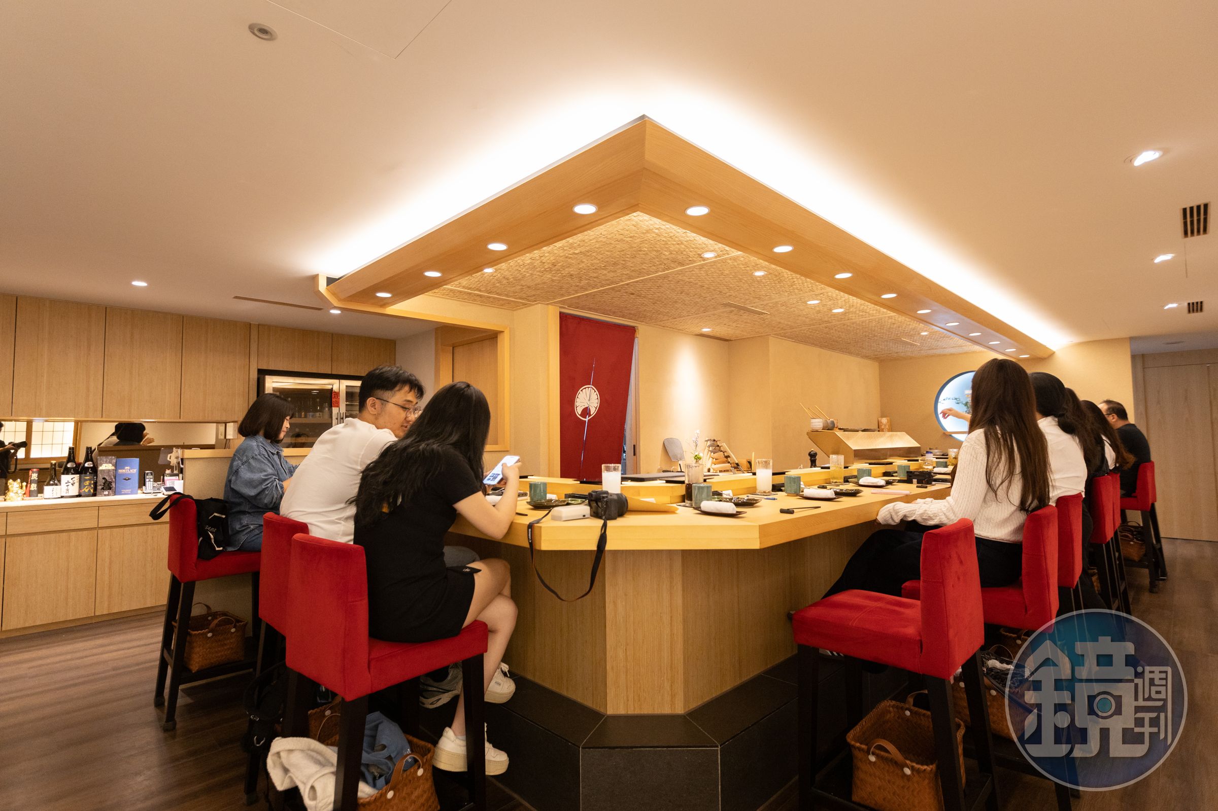 板前式吧台僅14席座位，採無菜單形式。