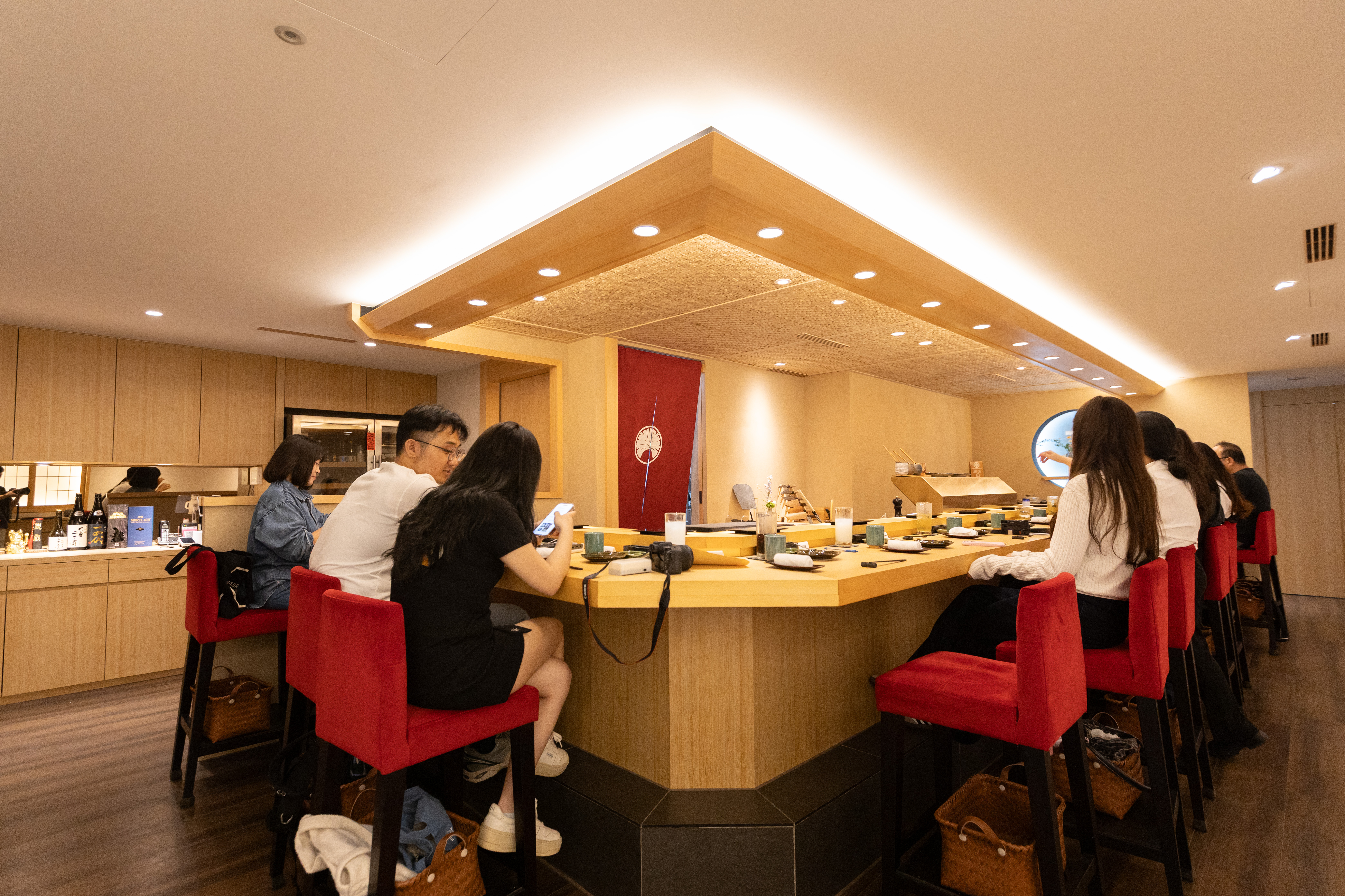 板前式吧台僅14席座位,採無菜單形式。