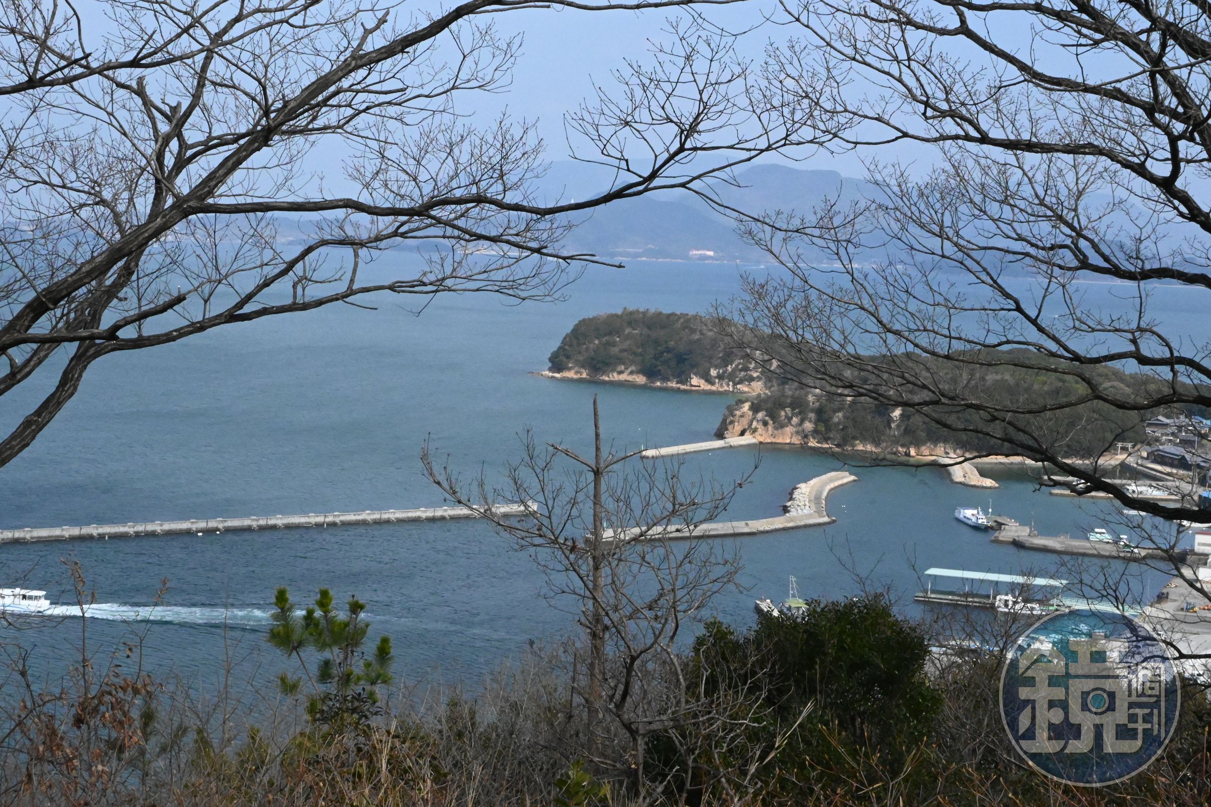 瀨戶內海上共有多達約3千座大大小小的島嶼，著名的幾座島嶼從四國均有渡輪往返。