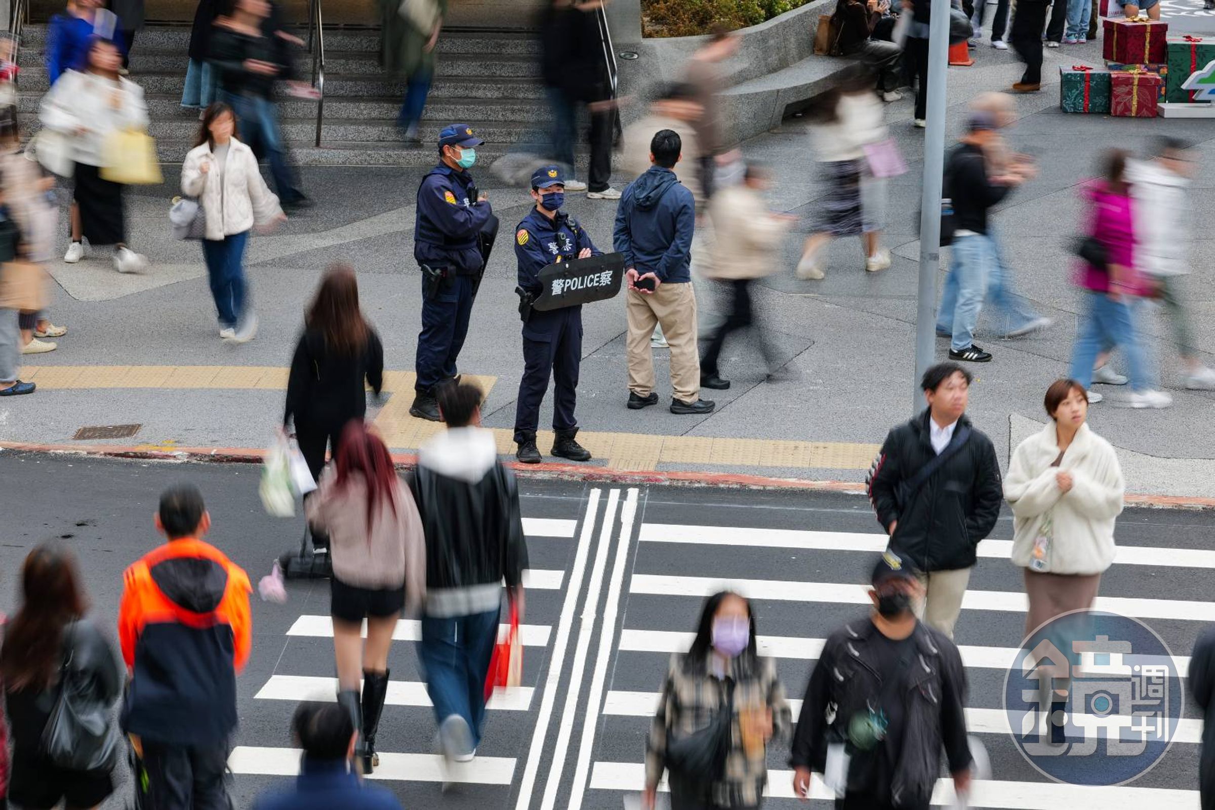 高檢署成立「督導應變小組」並責成全國各地方檢察署即刻成立「防範恐怖攻擊應變小組」,落實預警、通報、處置及宣導等應變機制。