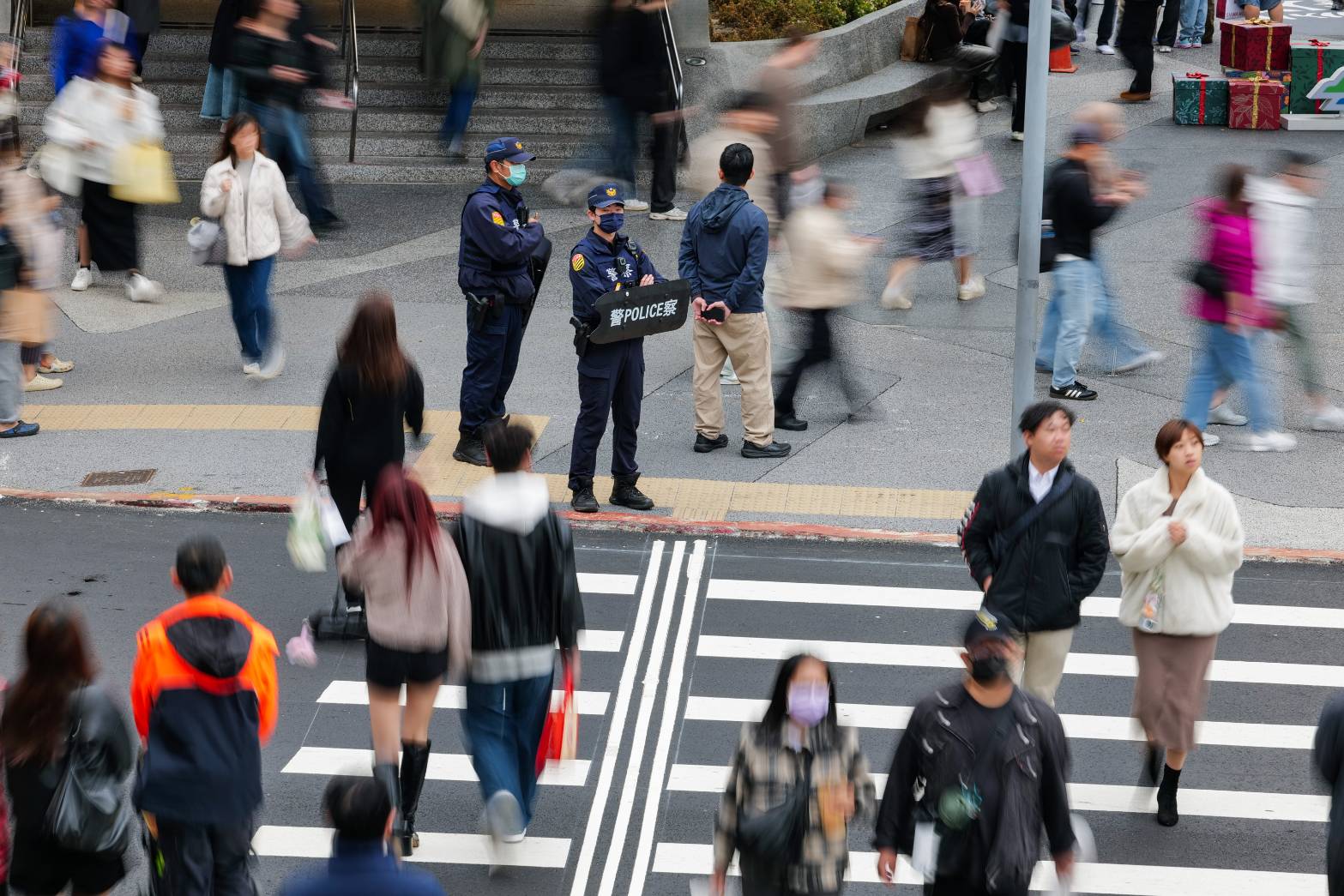 高檢署成立「督導應變小組」並責成全國各地方檢察署即刻成立「防範恐怖攻擊應變小組」，落實預警、通報、處置及宣導等應變機制。