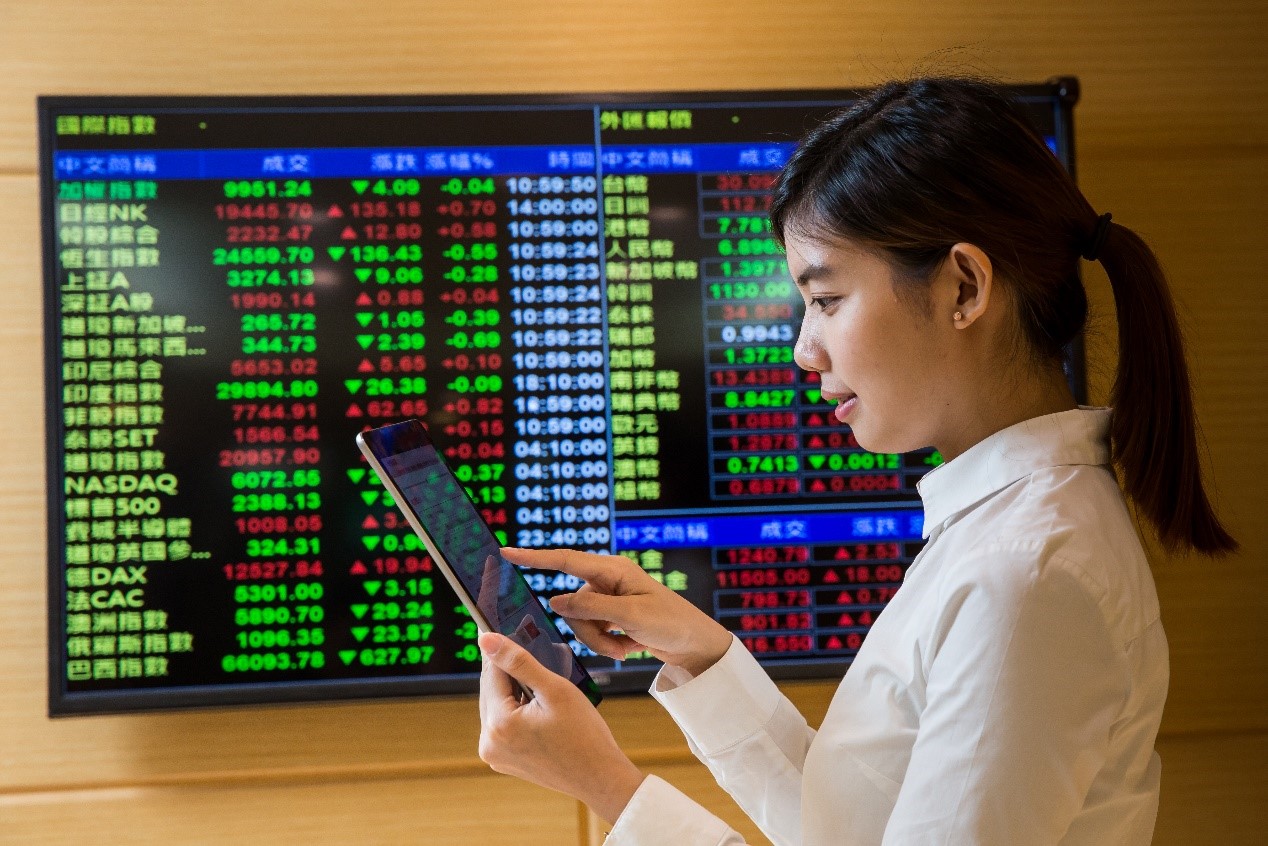 受惠AI科技發展，今年許多市值型ETF表現突出，高股息ETF績效就相形失色，不過專家認為，現在反倒是布局進場的好時機。（鏡週刊資料照片）