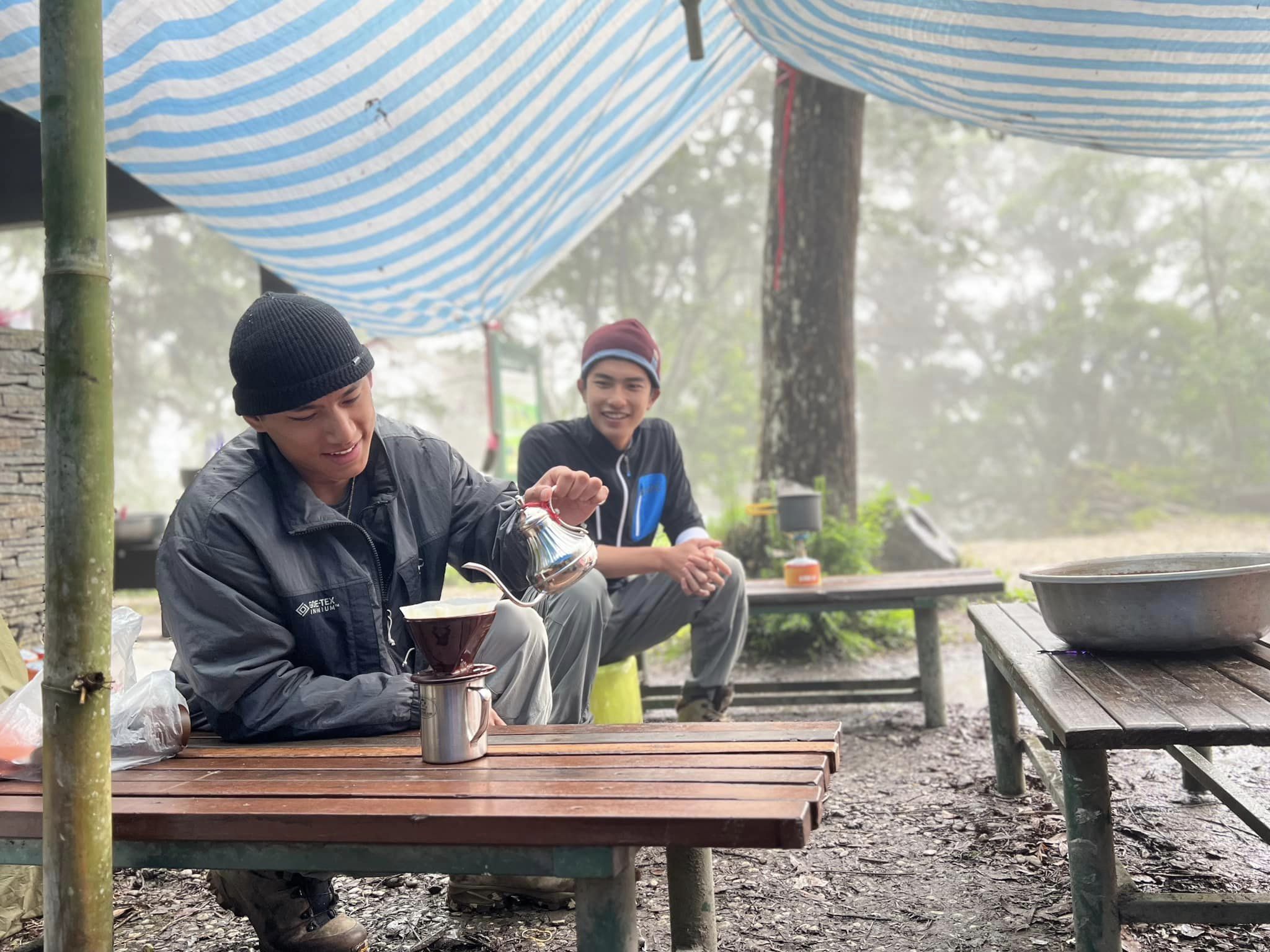 朱軒洋(左)、曾敬驊(右)赴花蓮打工,挑戰高山協作工作。(公視提供)