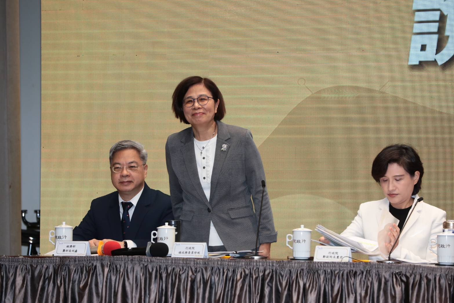 針對顏慧欣傳生前遭長官排擠疑雲，楊珍妮（中）強調靜待調查。（鏡報林煒凱）