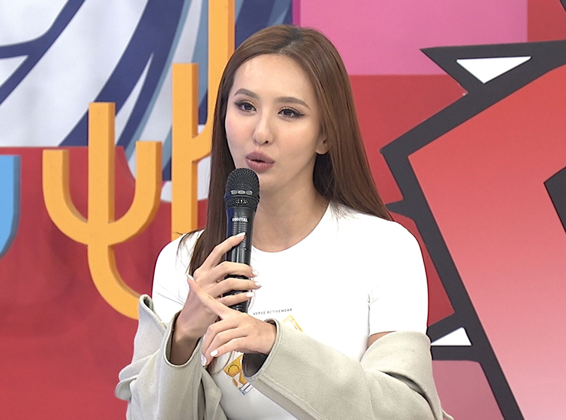 薔薔錄影直言不喜歡自己的藝名，還曾因此找人改名花了6千元。（中天提供）