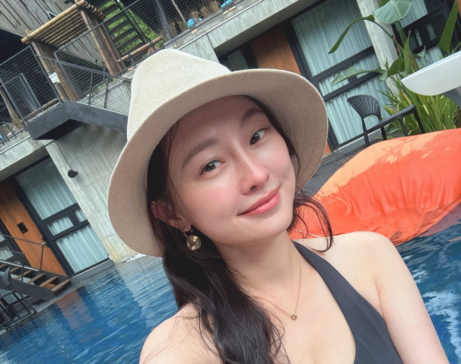 璟宣在三立《一家團圓》曾因牙齒手術無法頻繁請假在戲裡被燒死。(璟宣臉書)