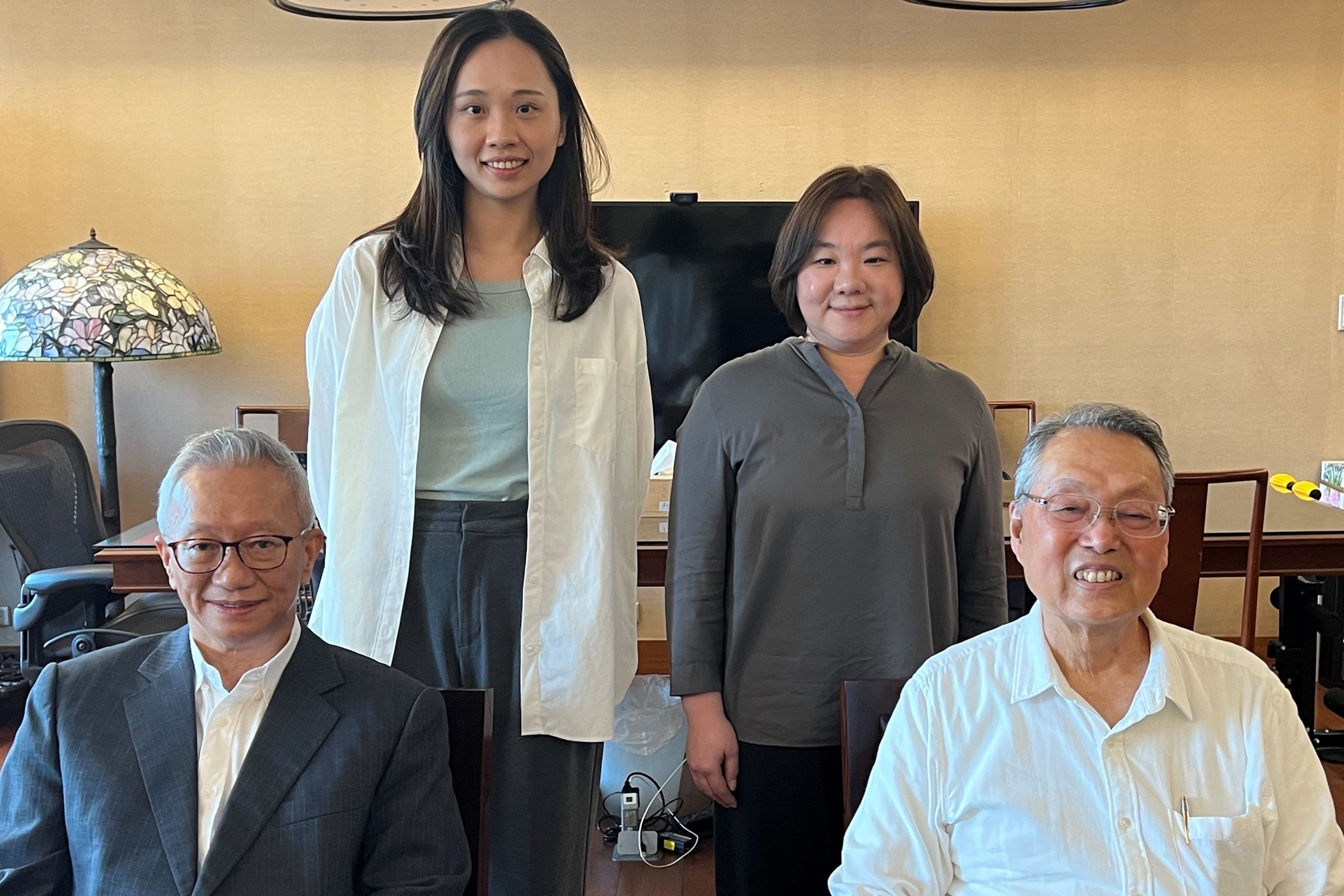 佳世達旗下AI公司典通宣布,將換股入主由宏碁集團創辦人施振榮(右1)主導投資的奧沃市場趨勢顧問。(典通提供)