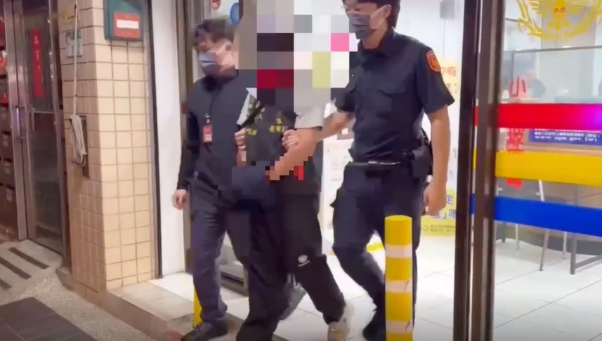 「吃屎哥」朝柯文哲丟雞蛋被帶回偵辦。(警方提供)