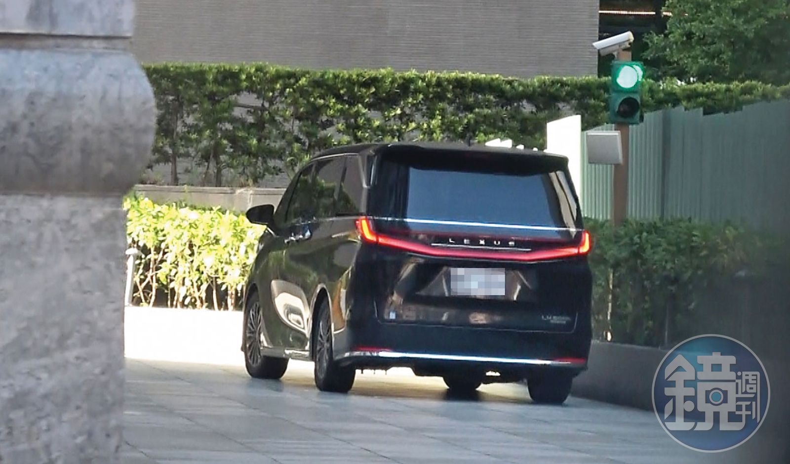 1/29，15:55，梁的車開進桃園青埔一棟大樓地下停車場後，本刊至晚間都未曾再看到梁、許2人外出