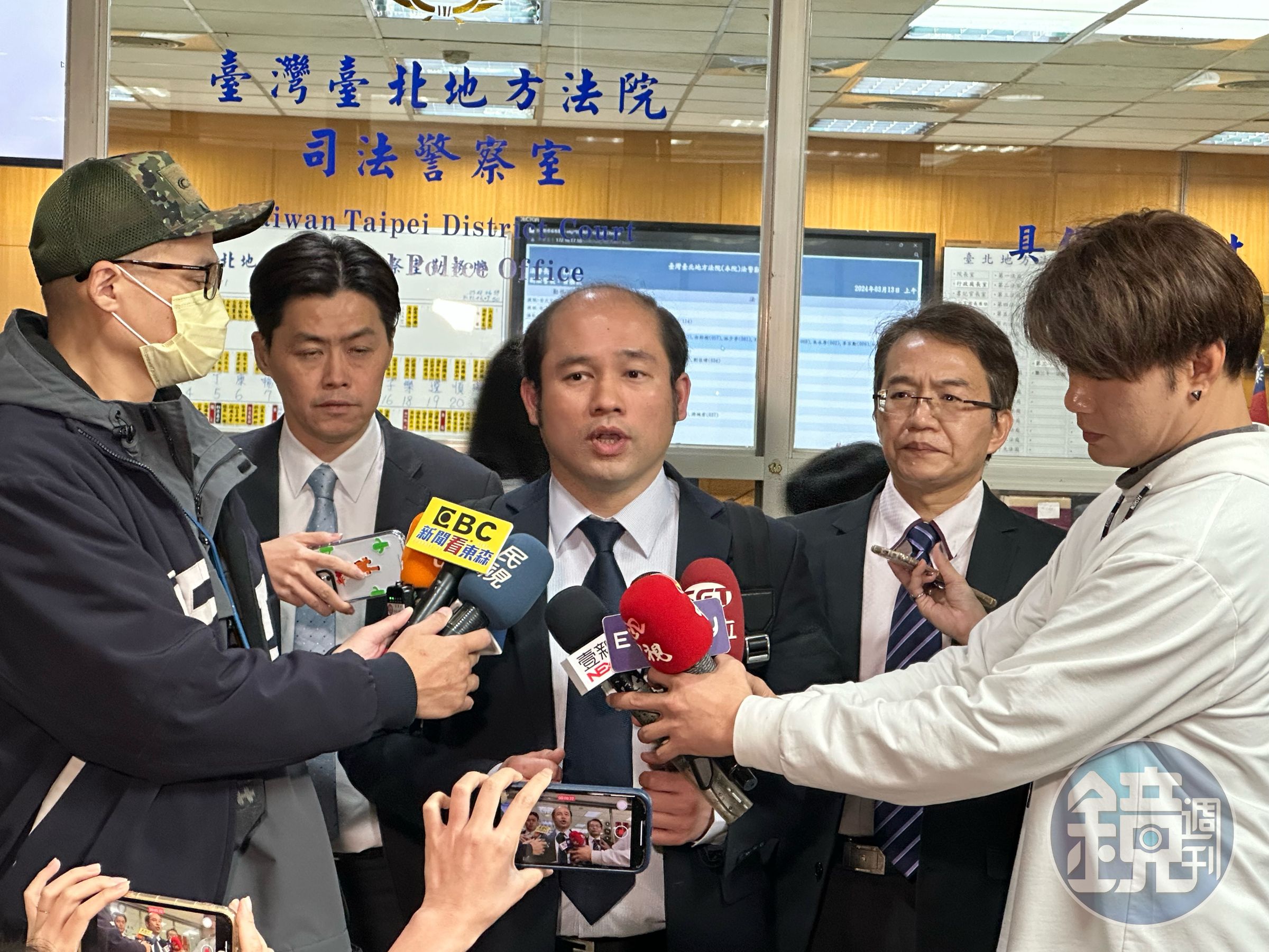 高虹安的律師團在庭訊後由陳建良(中)律師對媒體說明,左為律師陳宗豪、右為律師王世華。