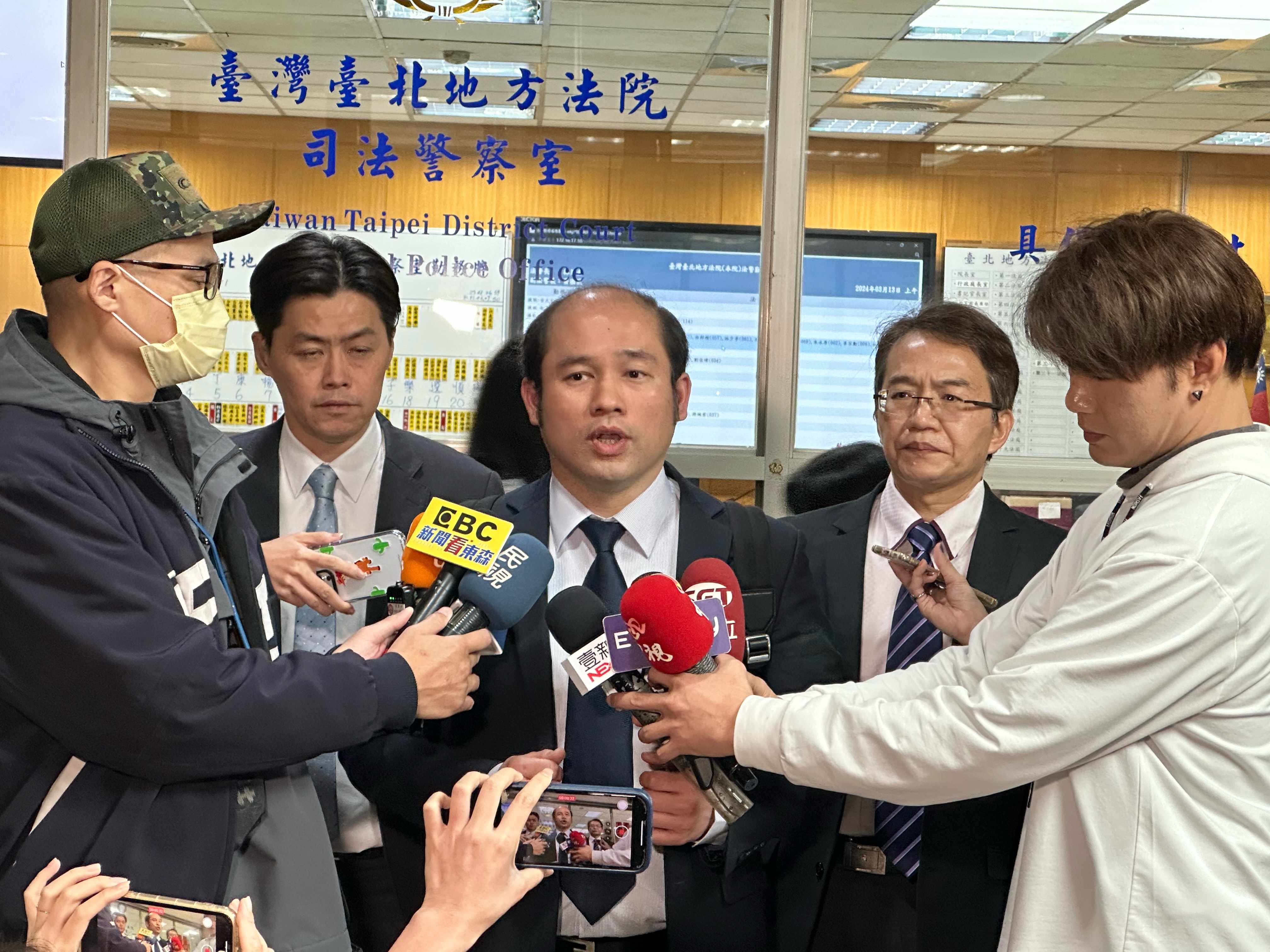 高虹安的律師團在庭訊後由陳建良(中)律師對媒體說明,左為律師陳宗豪、右為律師王世華。