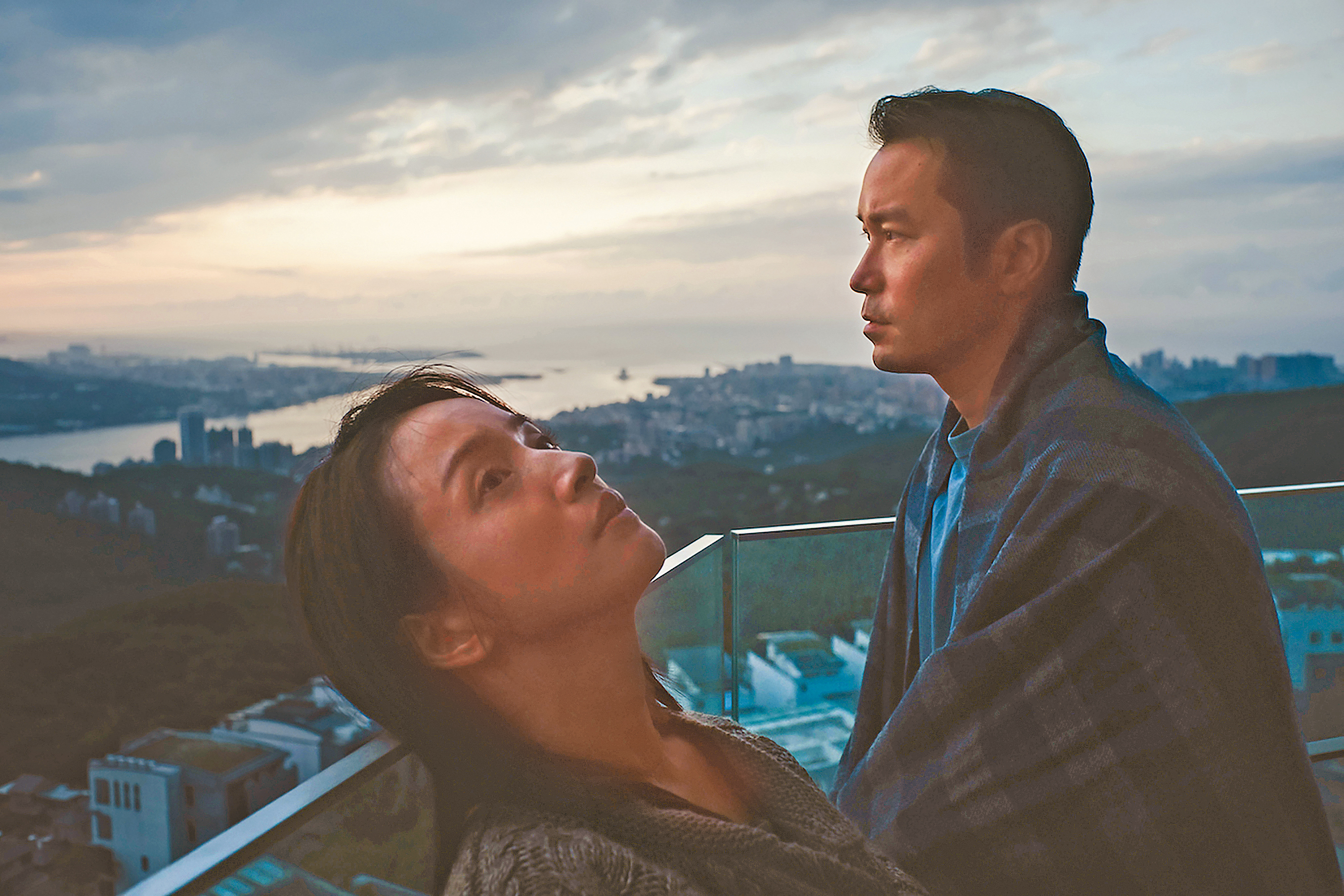 小夫妻的生活平穩展開，卻在岳父加入一起住之後走樣，看似幸福的表象逐步崩解。（風起娛樂提供）