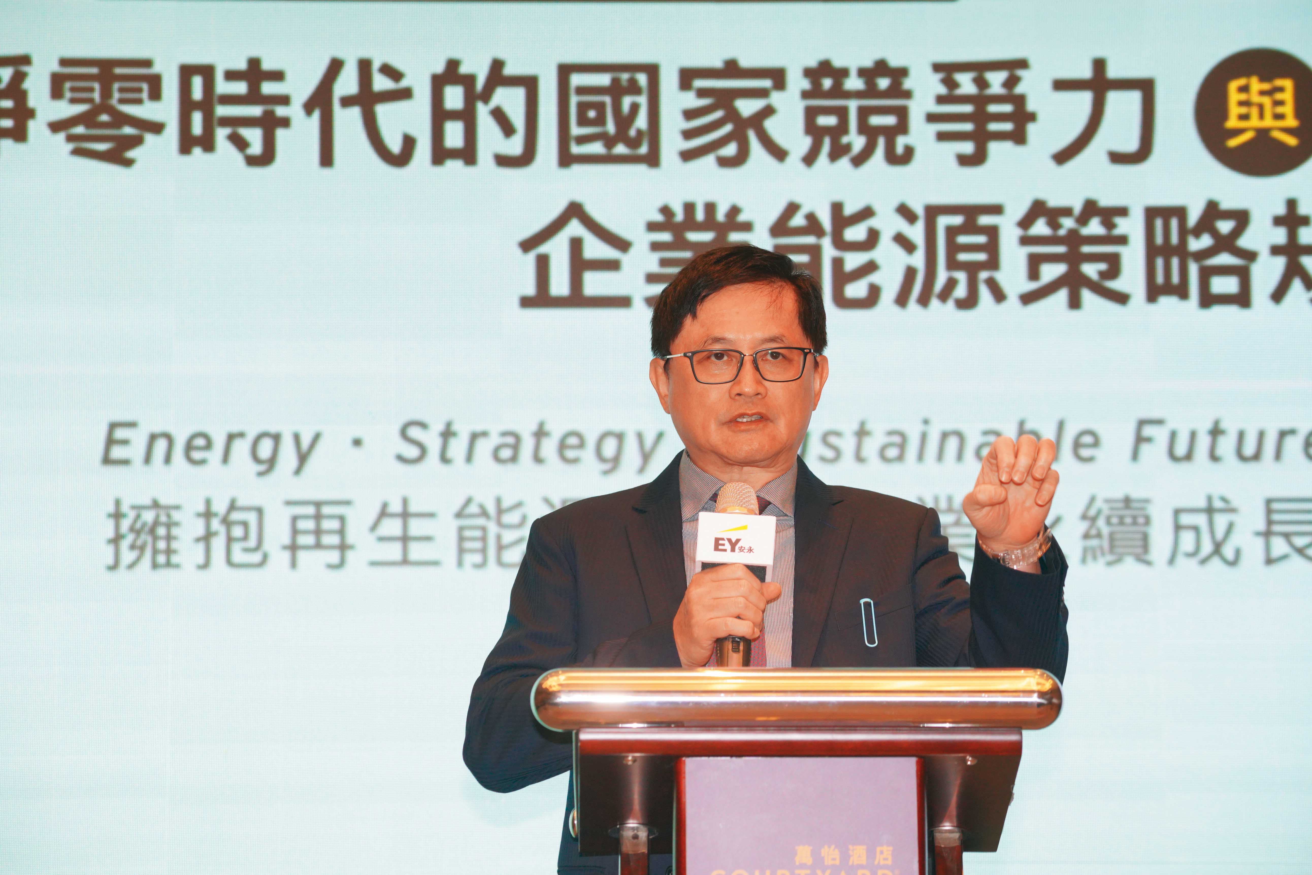 童子賢自稱「30年前也熱心反核」，現在認為核能可以是綠能盟友，「因為地球暖化才是全民公敵。」