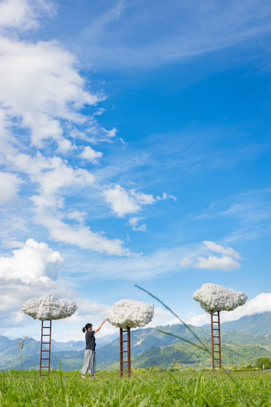佇立於東里舊車站的《飄飄雲朵》，是台灣藝術家賴冠仲傳遞童心、想像力的作品。