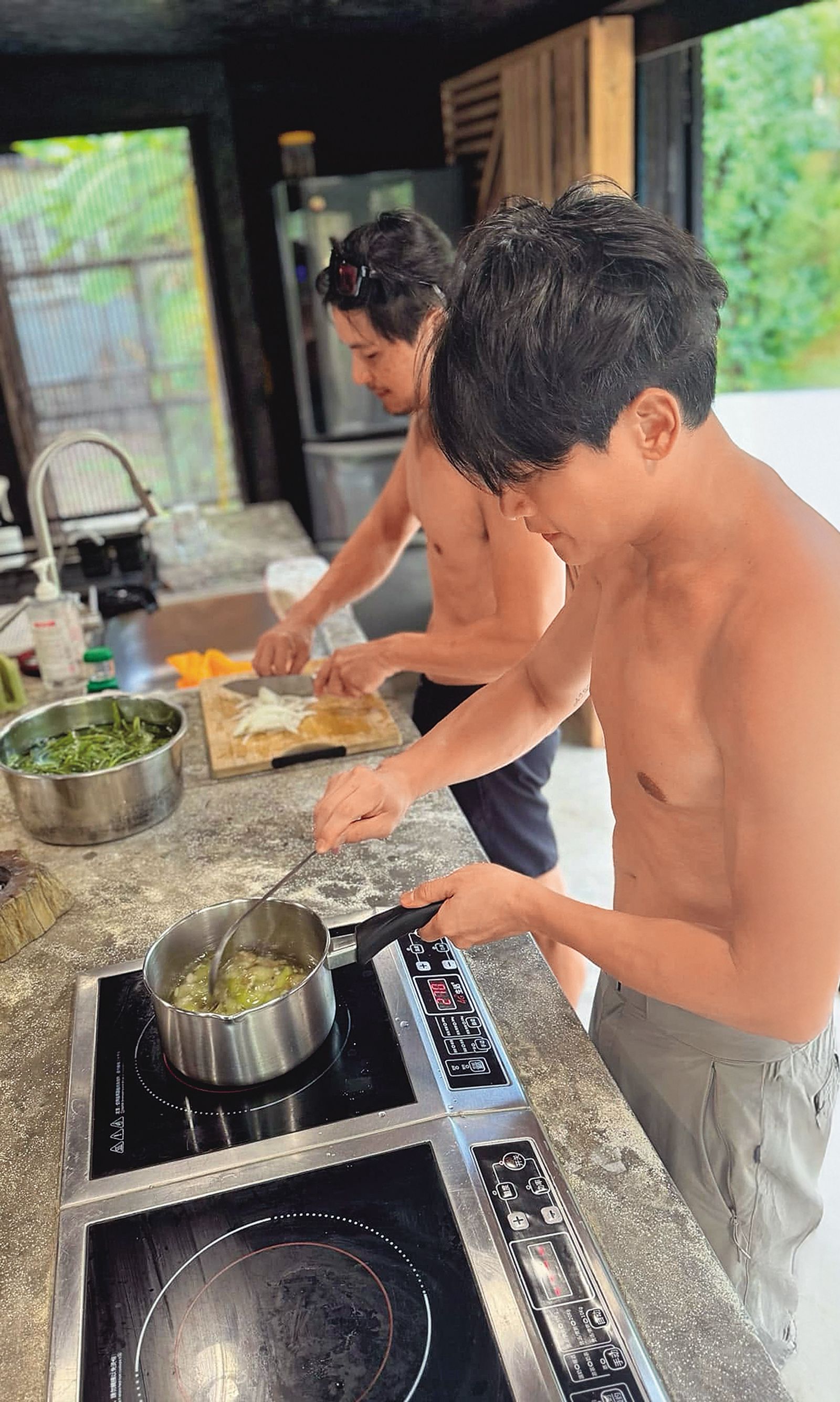 Duncan（左）在家裡常和王振復（右）一起做菜，也培養出不錯的交情。（翻攝自王振復臉書）