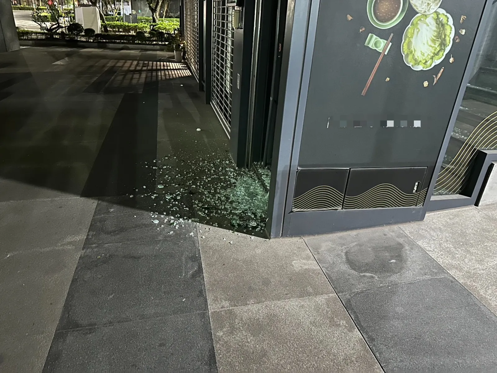 新北市林口區富貴路一間昨（20日）深夜發生一起暴力砸店事件。（翻攝畫面）