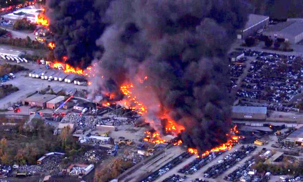 美國肯塔基州4日下午間發生重大空難，一架UPS貨機才起飛不久便墜毀。（翻攝X@InfoR00M）