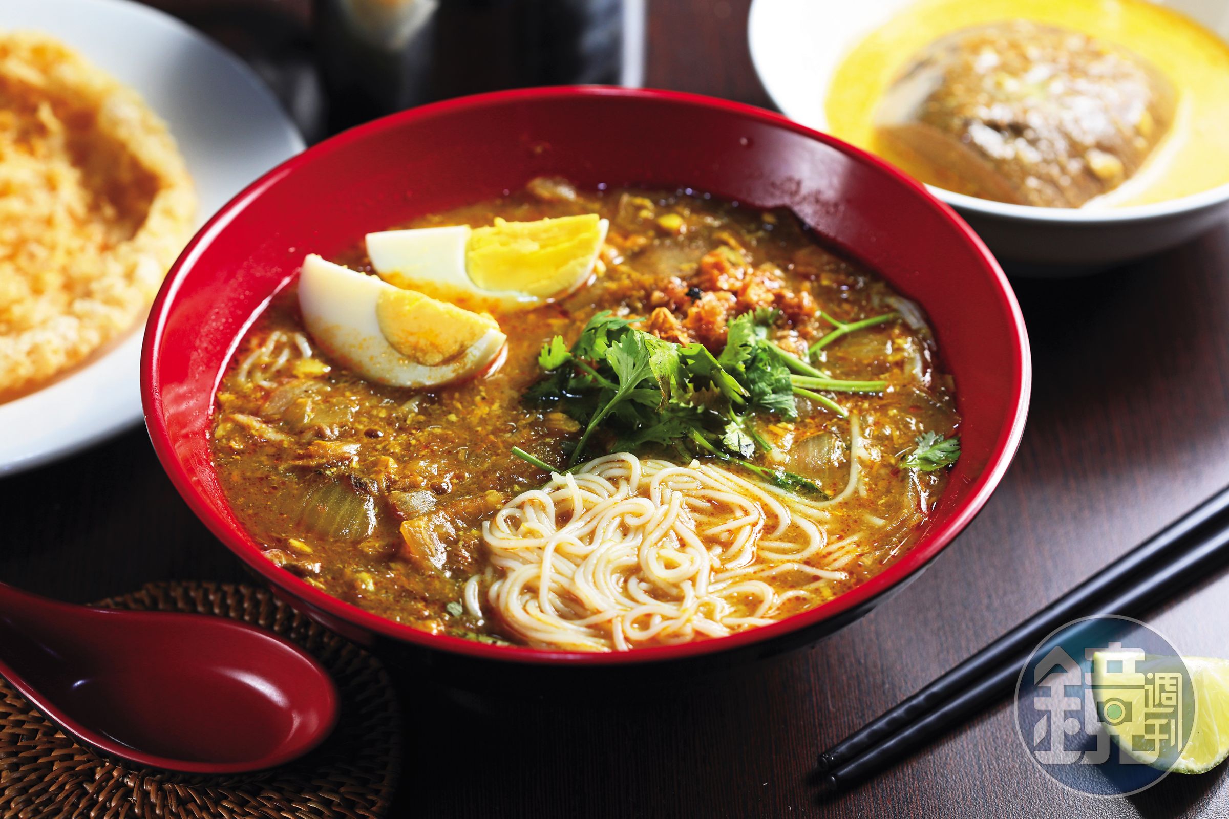 「魚湯麵」(中,80元/份)看不到魚肉,但魚鮮味十足,米線軟嫩吸湯;可搭配硬脆的「炸黃豆餅」(左後,20元/份)、有椰子香的「鴨血」(右後,20元/份),增添口感變化。